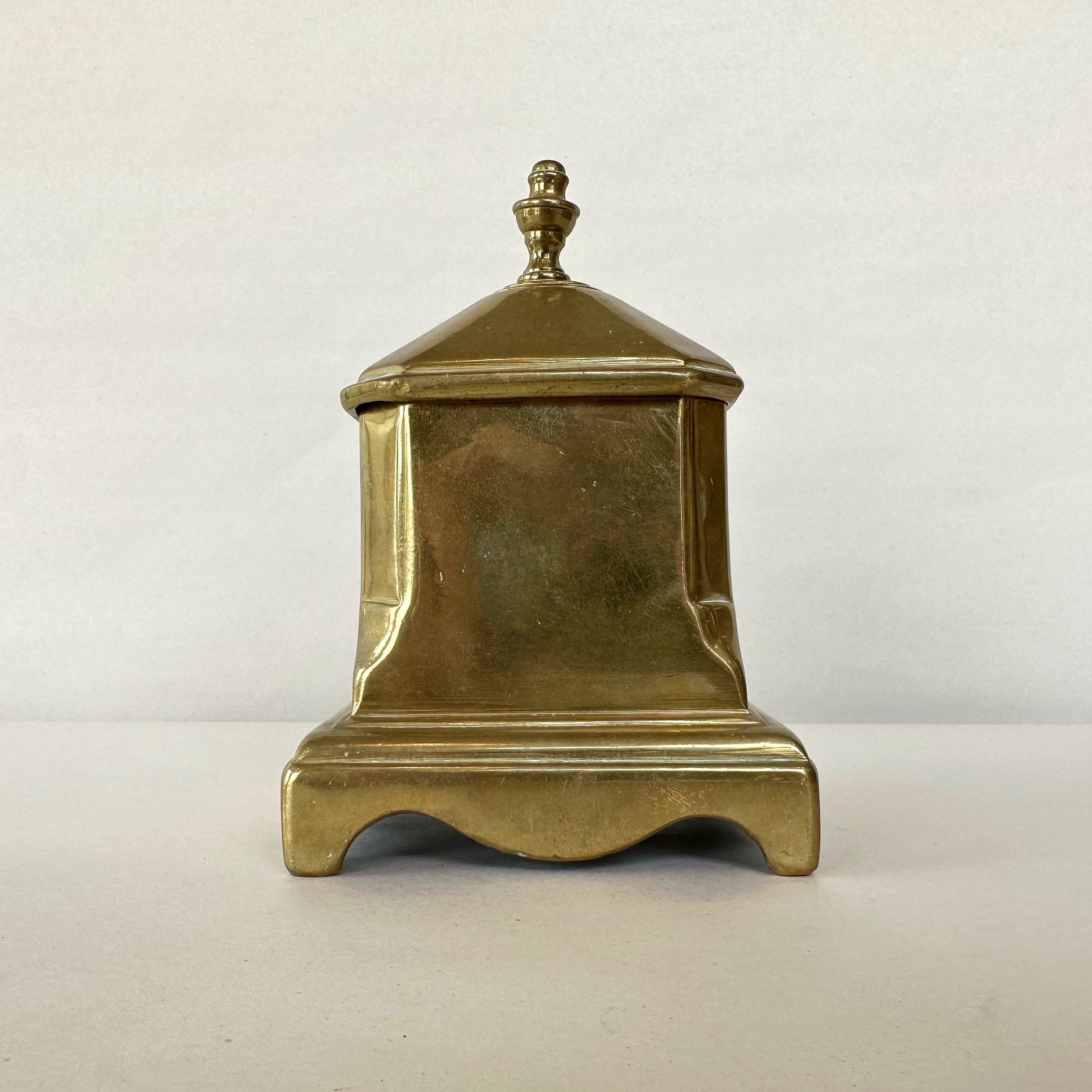 A circa 1750 American Queen Anne period cast brass tobacco or snuff box with lid.

Charming and rare antique box from the New England American colonies features beveled and shaped corners, scalloped aprons, and a peaked lid with finial. Lead-lined