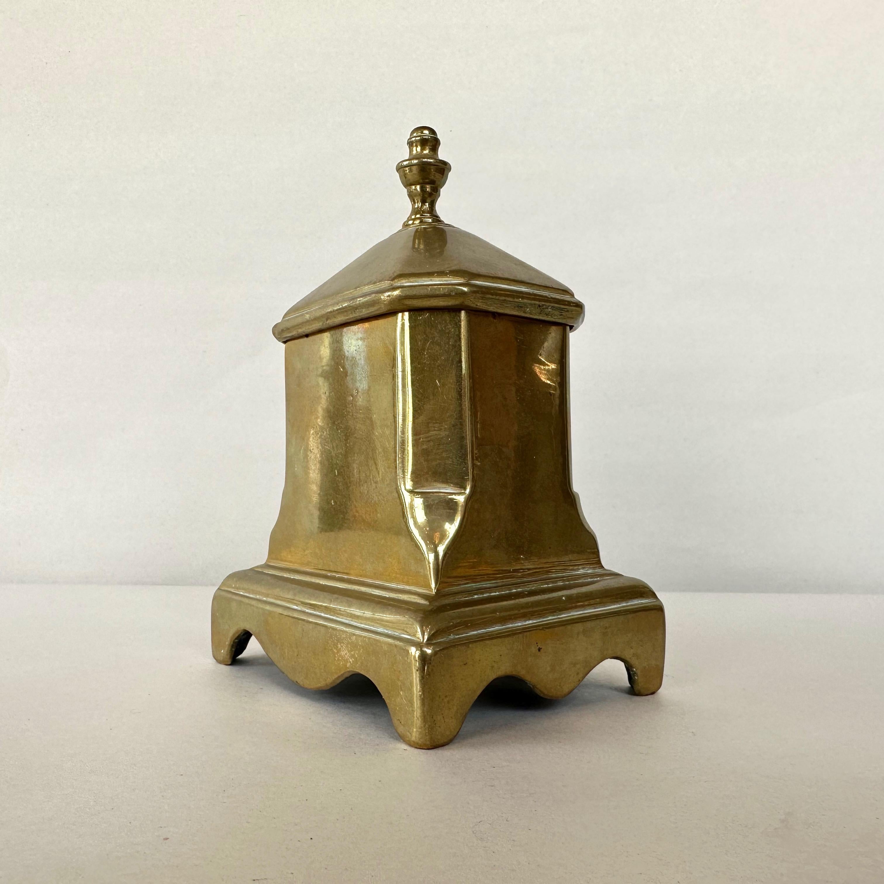 Antique American Queen Anne Period Lidded Brass Tobacco Box, circa 1750 In Good Condition For Sale In San Francisco, CA
