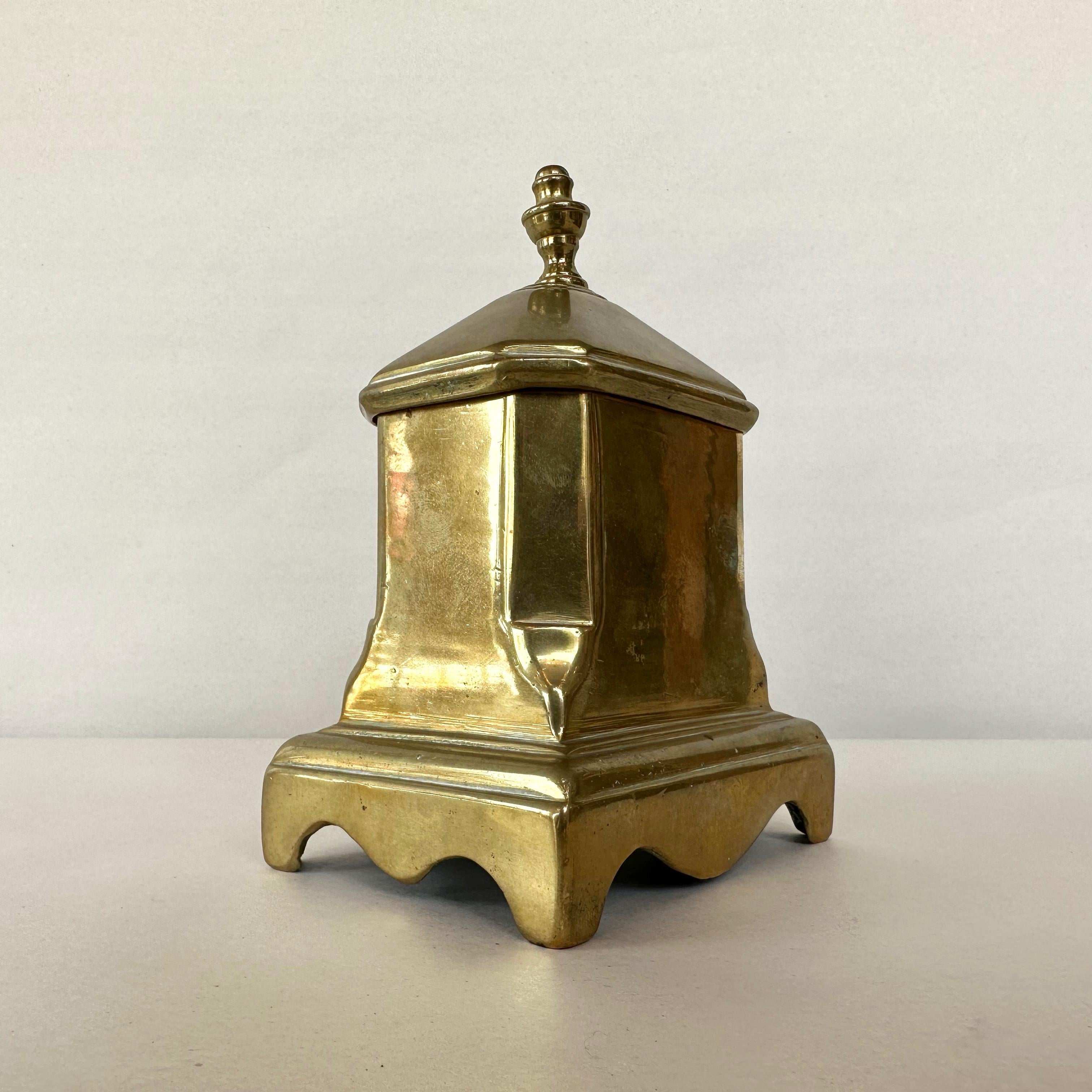 Antique American Queen Anne Period Lidded Brass Tobacco Box, circa 1750 For Sale 1