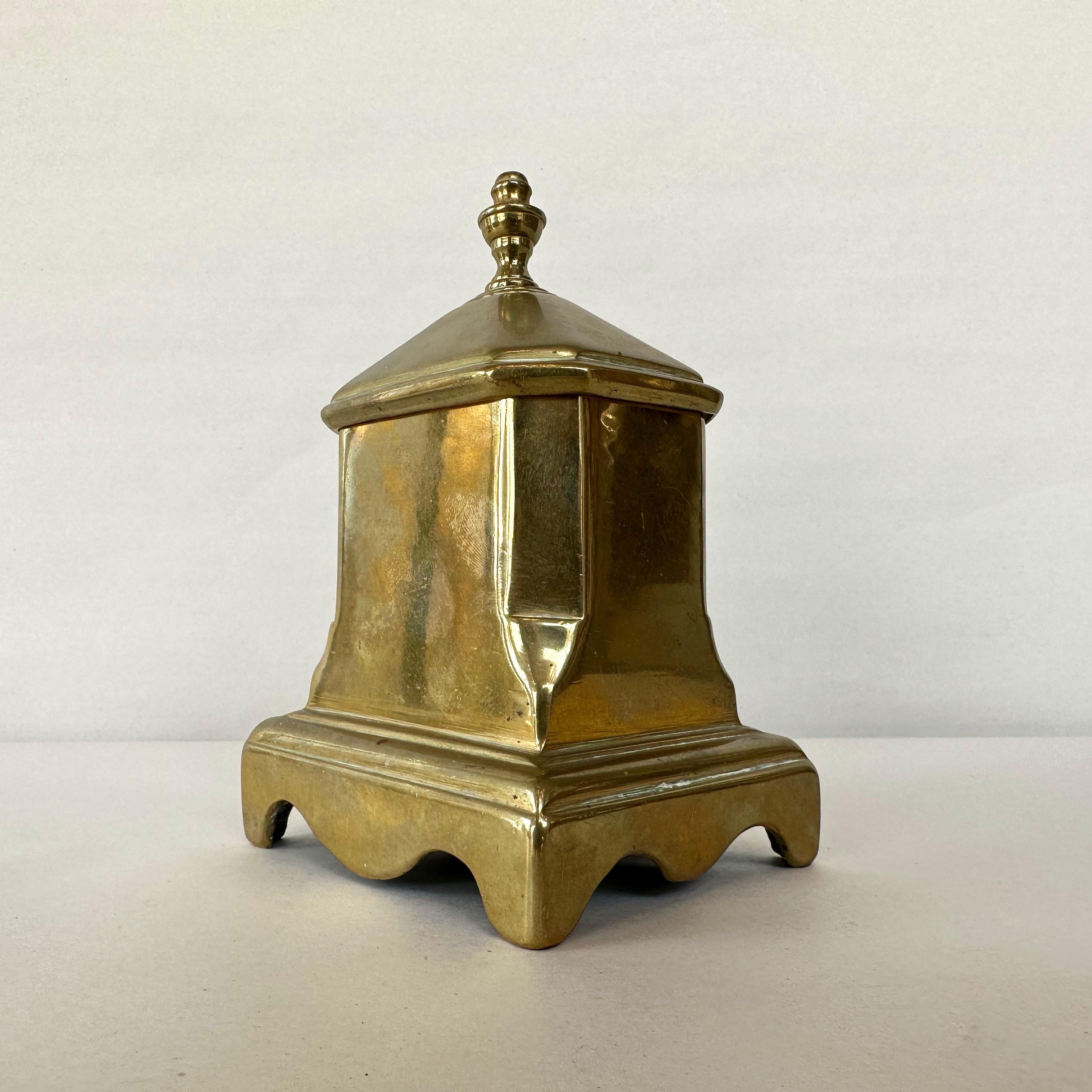 Antique American Queen Anne Period Lidded Brass Tobacco Box, circa 1750 For Sale 3