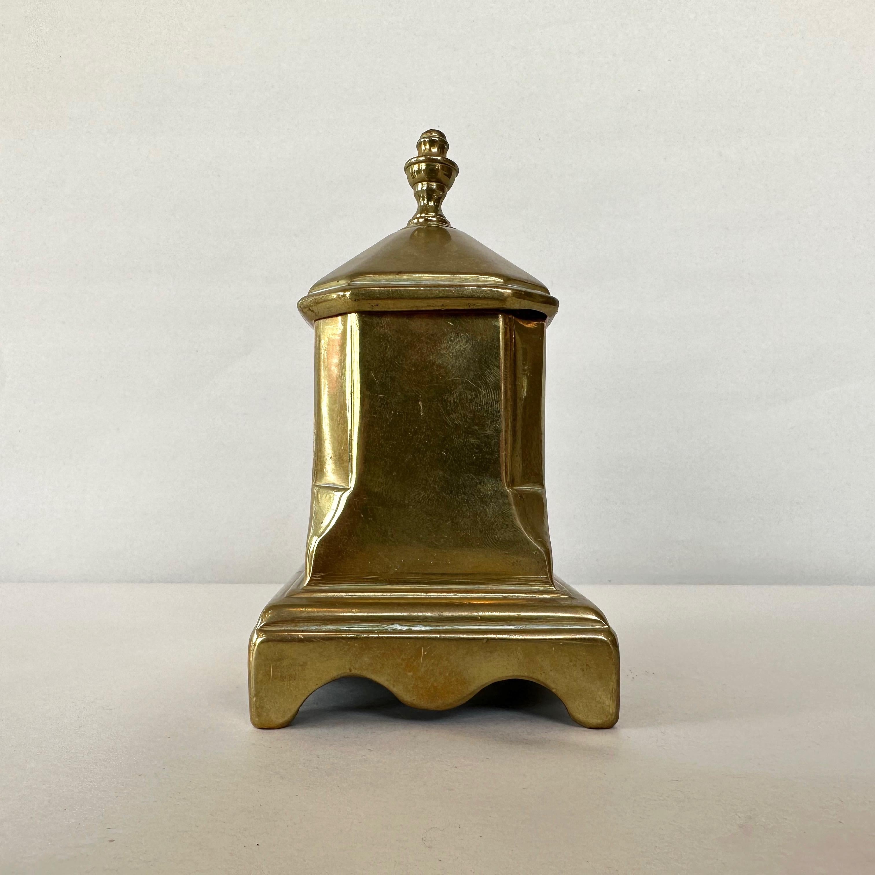 Antique American Queen Anne Period Lidded Brass Tobacco Box, circa 1750 For Sale 4