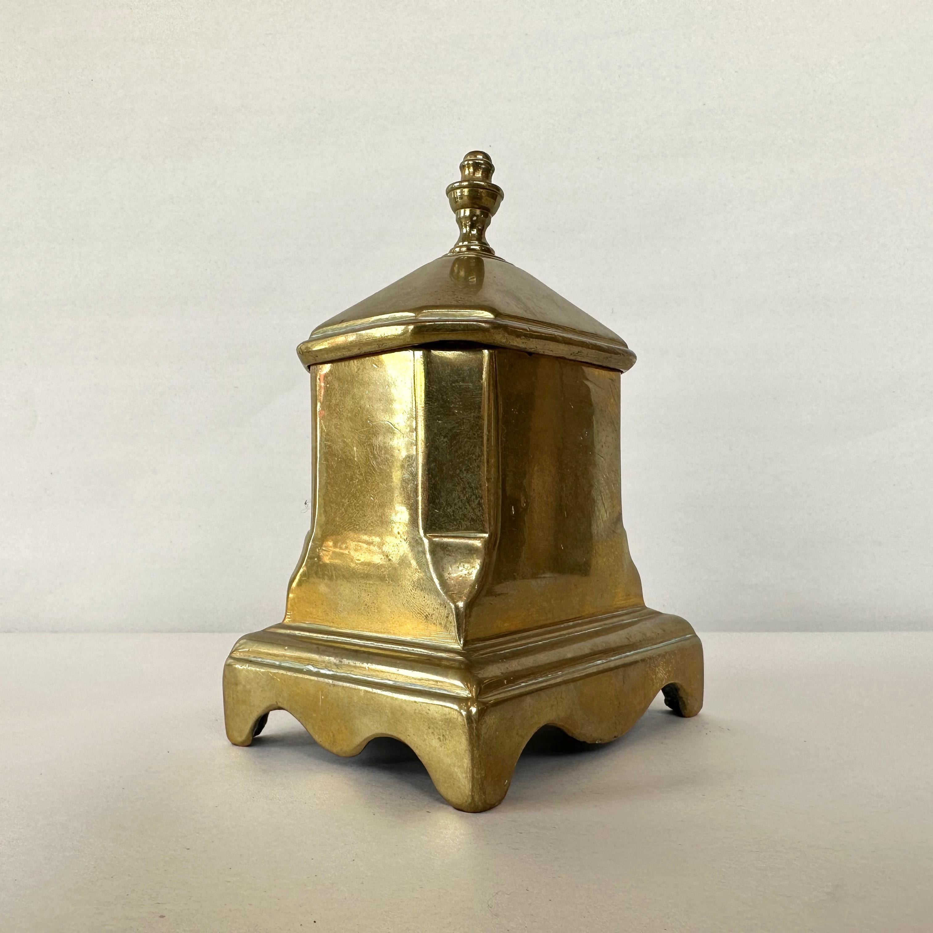 Antique American Queen Anne Period Lidded Brass Tobacco Box, circa 1750 For Sale 5