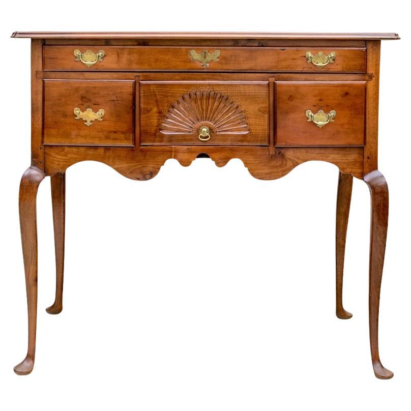 Antiker amerikanischer Server im Queen Anne Stil im Angebot