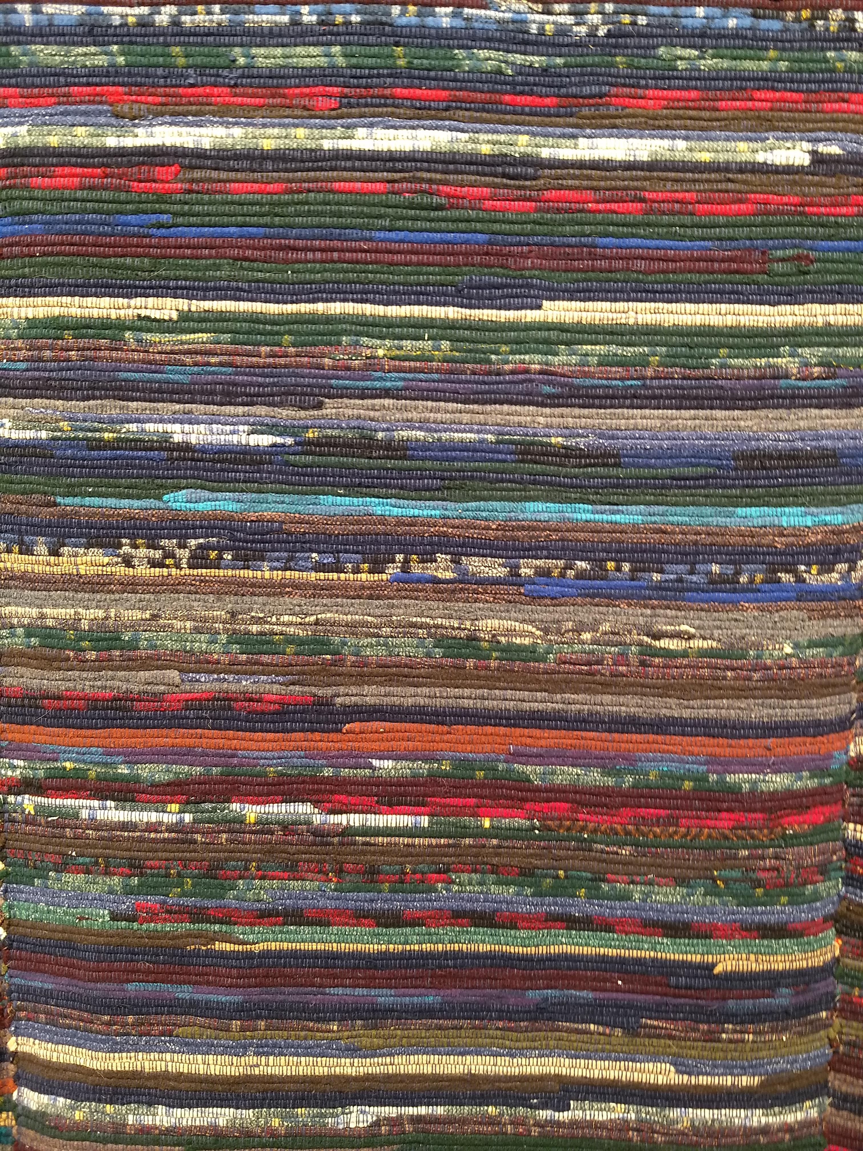 Amerikanischer Rag-Teppich in Zimmergröße mit Streifenmuster in Blau, Rot, Grün, Elfenbein (amerikanisch) im Angebot