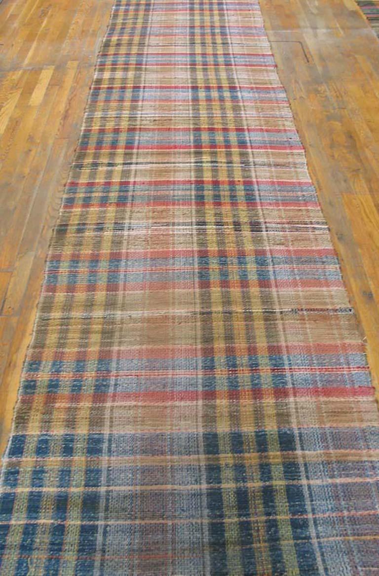 Hand-Woven Early 20th Century American Shaker Rag Rug ( 3' x 26' - 90 x 792 ) For Sale
