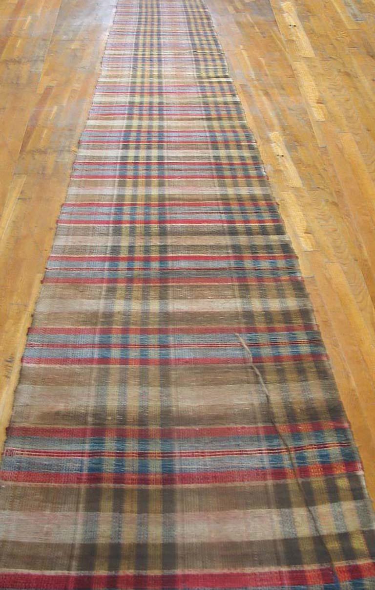 Early 20th Century American Shaker Rag Rug ( 3' x 26' - 90 x 792 ) In Good Condition For Sale In New York, NY