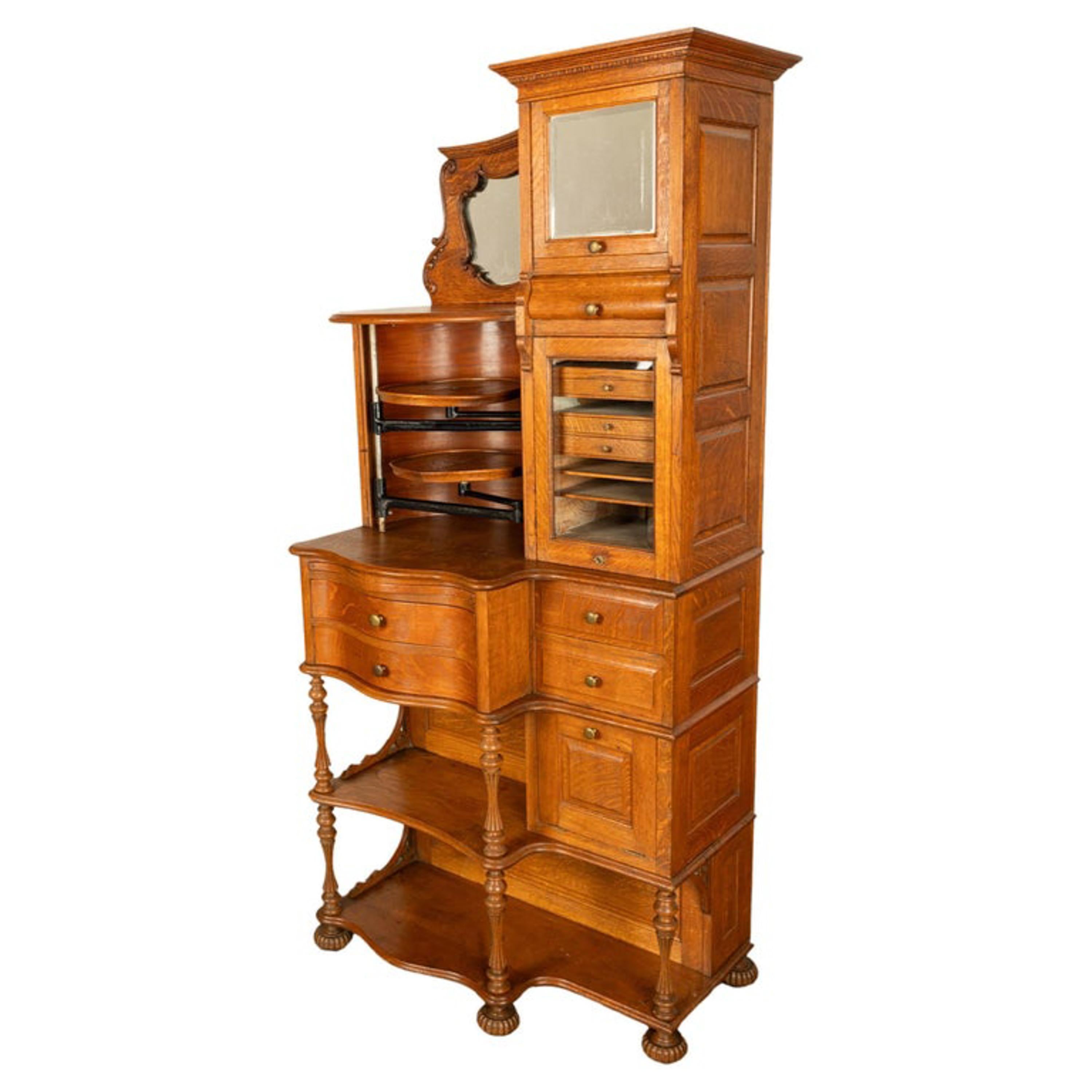 Antiker amerikanischer Zahnschrank aus geschnitzter Eiche, hergestellt von The Ransom & Randolph C., Toledo Ohio, CIRCA 1899.
Es handelt sich wohl um eines der besten zahnärztlichen Kabinette, die je hergestellt wurden, mit so vielen einzigartigen