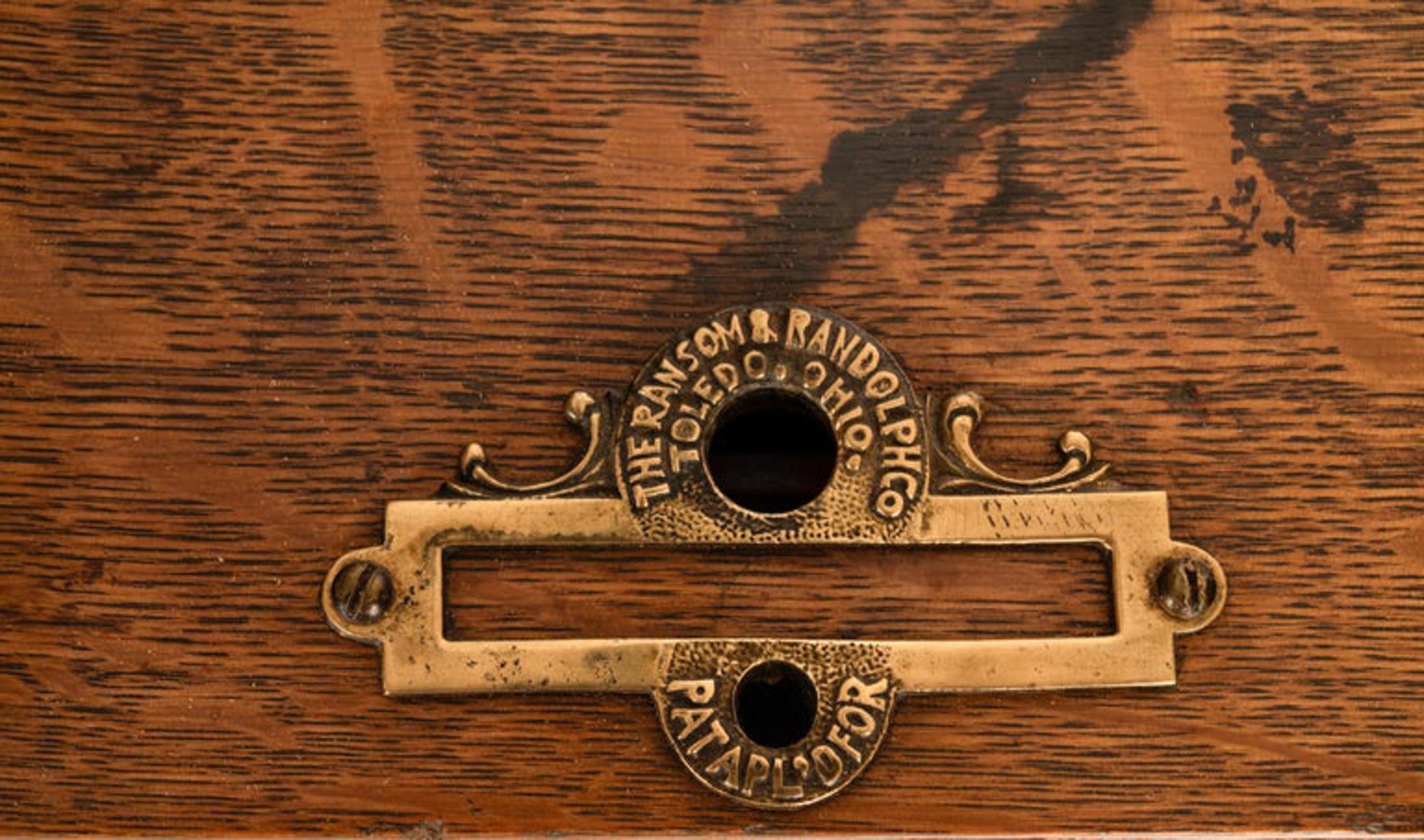 Antiker amerikanischer Ransom & Randolph # 65, Dentalschrank aus geschnitzter Eiche, Toledo OH 1900 im Angebot 12