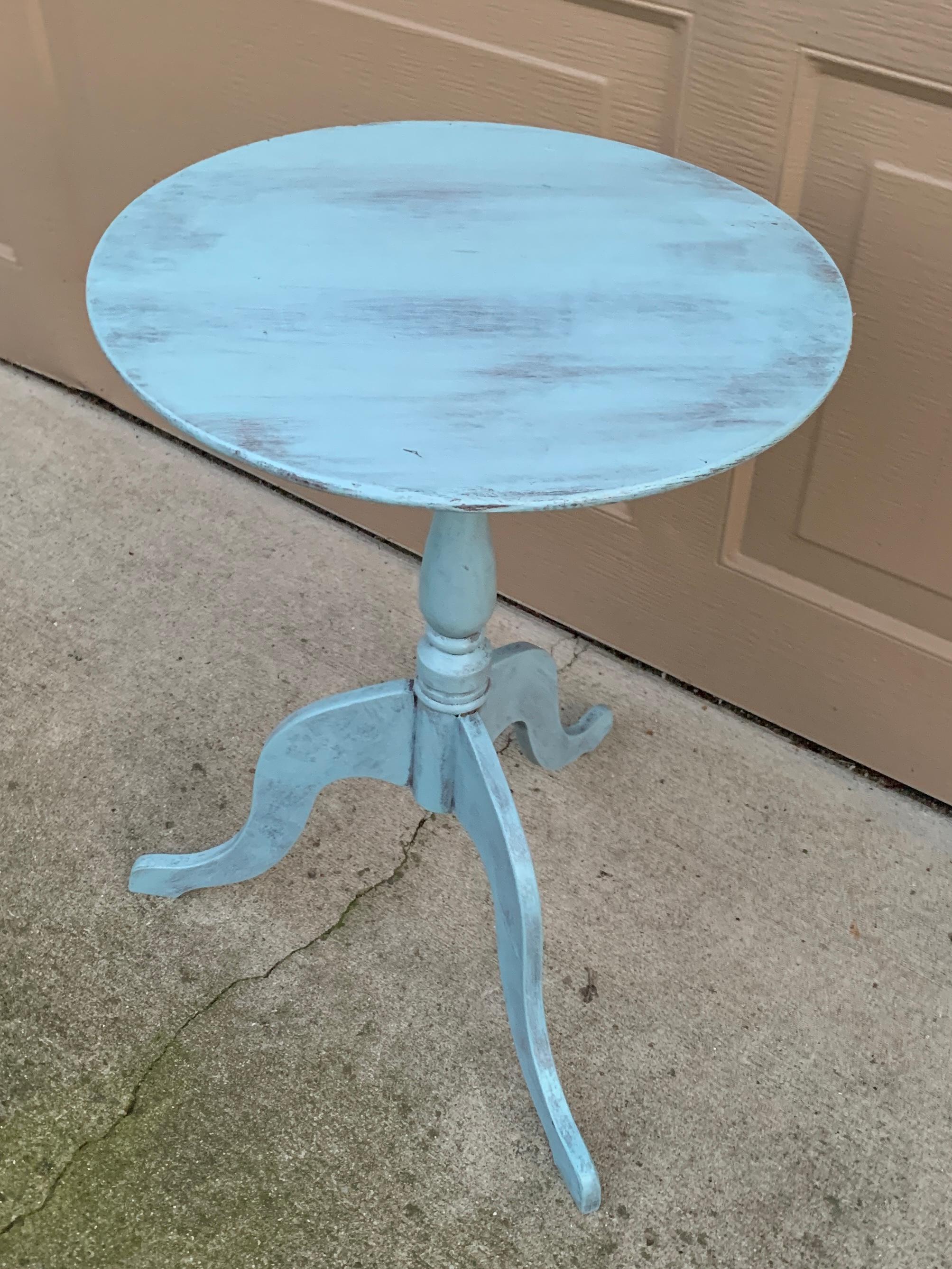 Antique American Regency Round Painted Walnut Side Table, Early 20th Century In Good Condition For Sale In Elkhart, IN