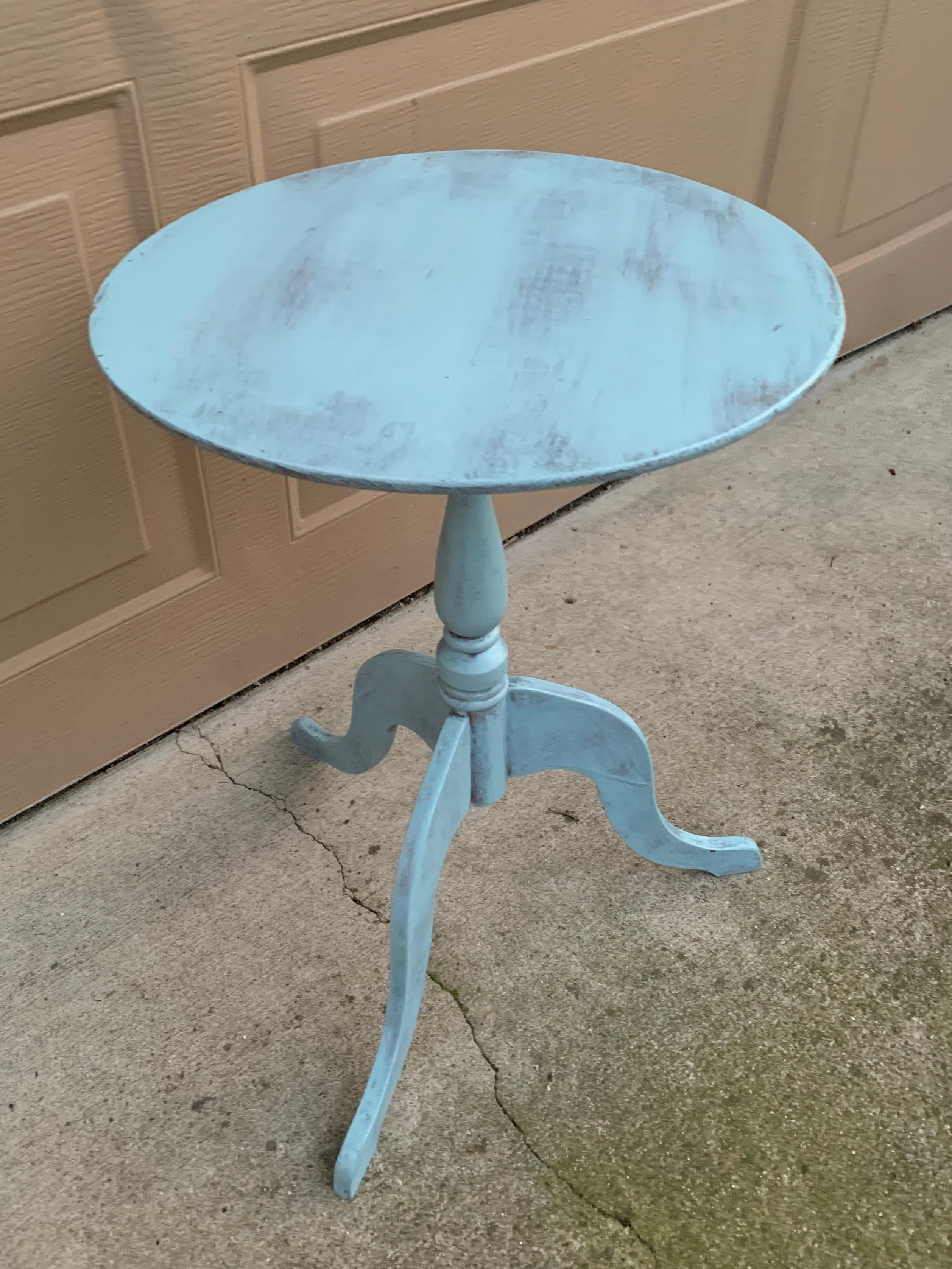 Antique American Regency Round Painted Walnut Side Table, Early 20th Century For Sale 2