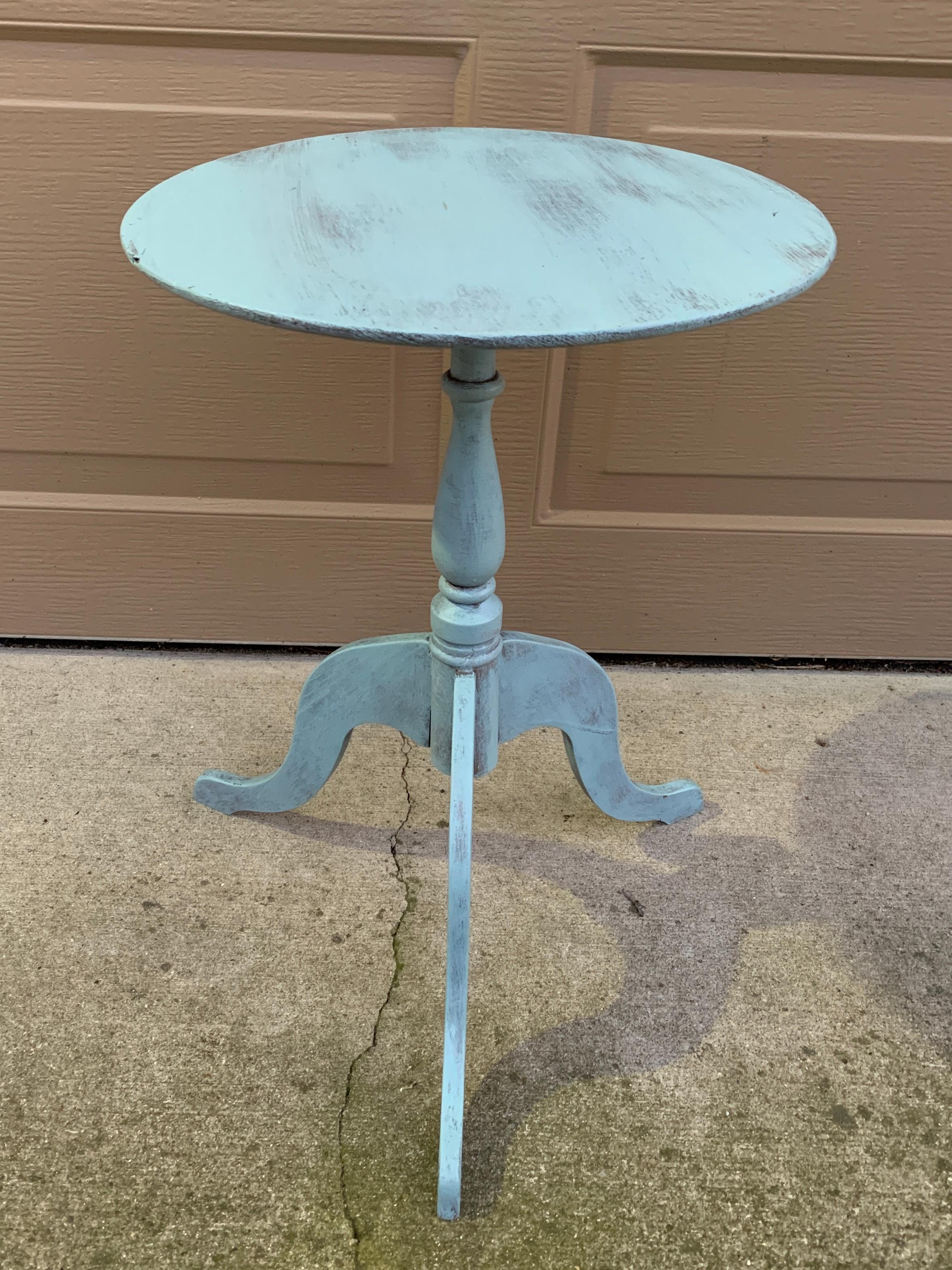 Ancienne table d'appoint ronde en noyer peint de style Régence américaine, début du 20e siècle en vente 1