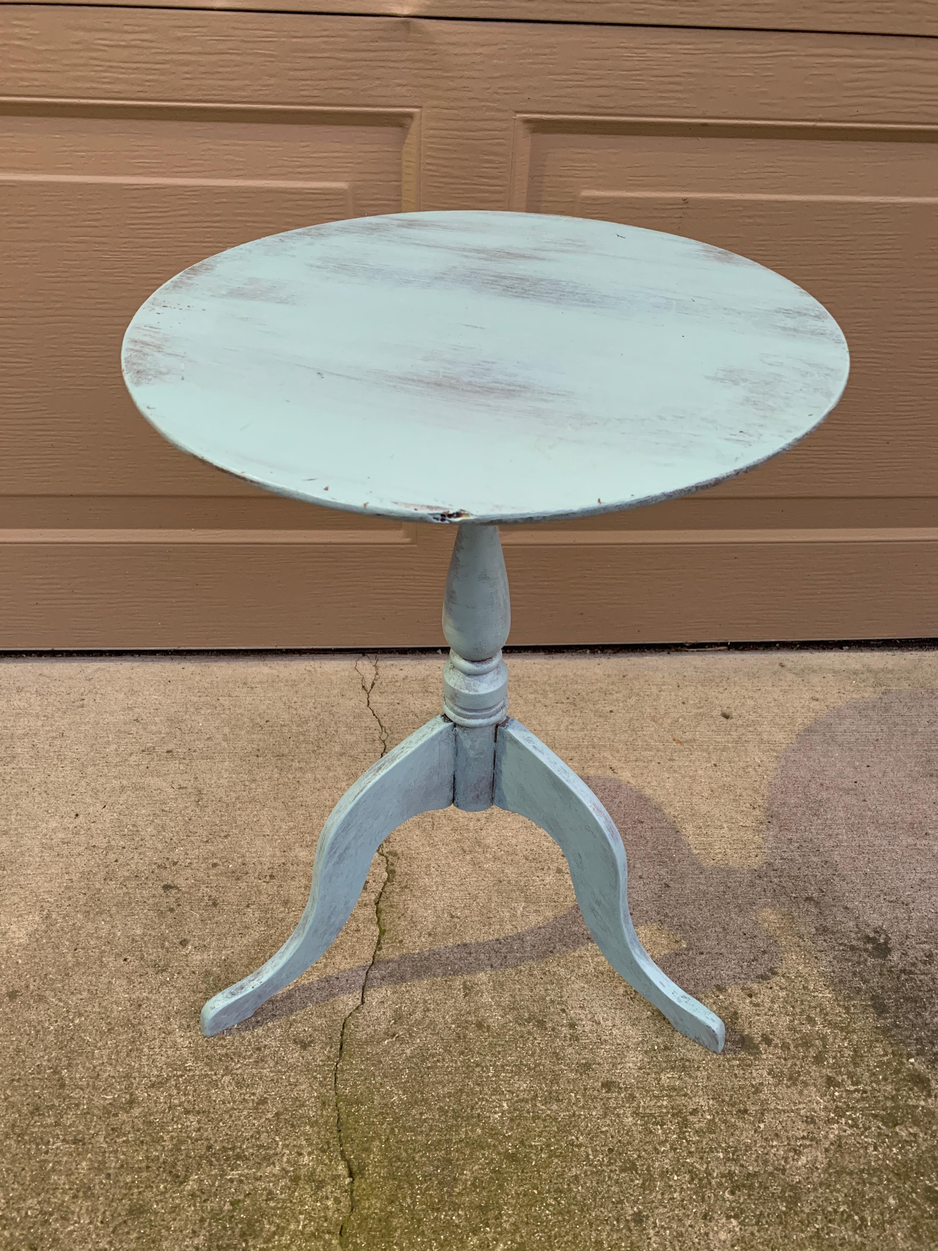 Ancienne table d'appoint ronde en noyer peint de style Régence américaine, début du 20e siècle en vente 2