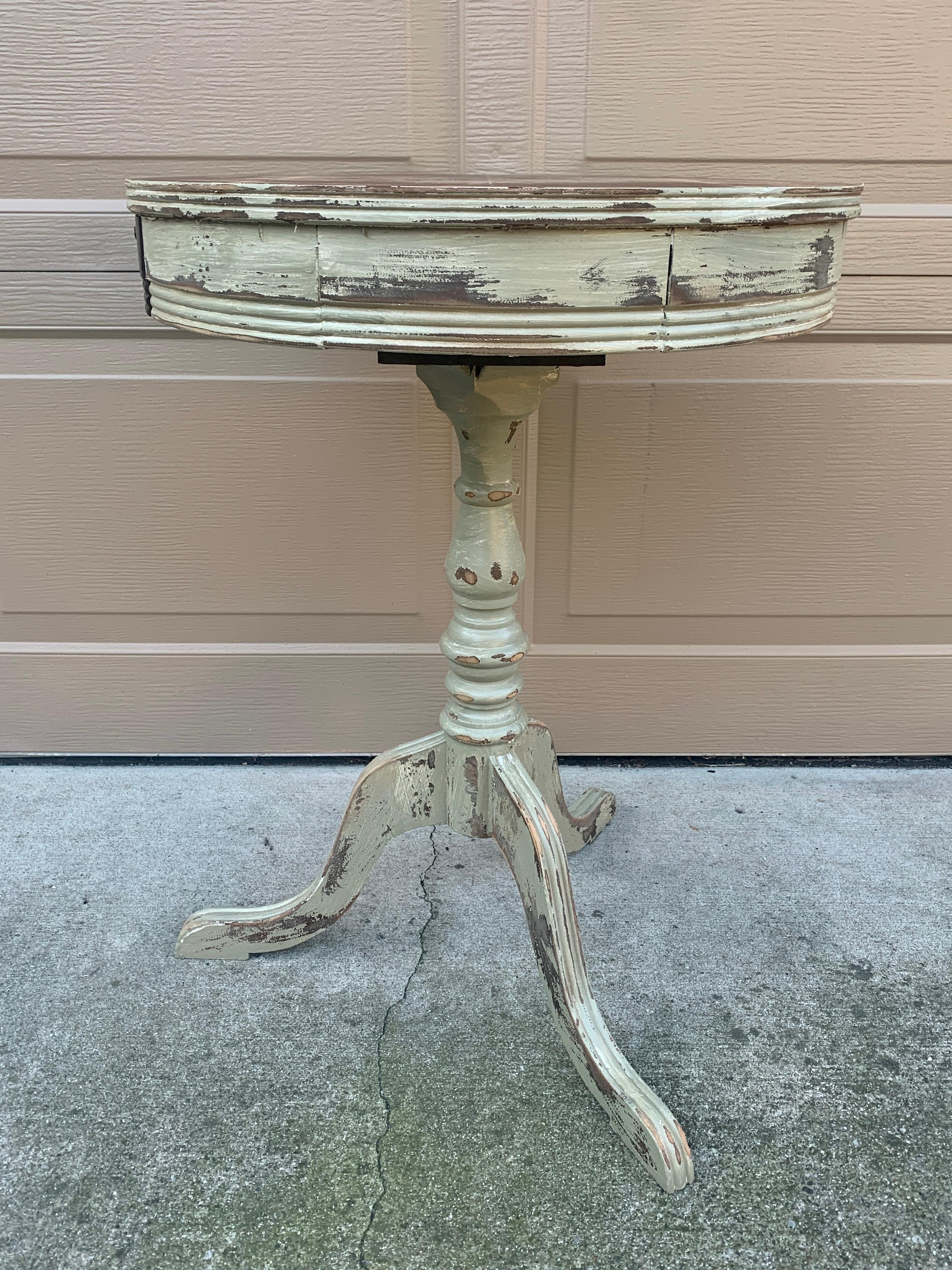 Ancienne table d'appoint ronde en noyer peint de style Régence américaine, fin du 19e siècle en vente 4