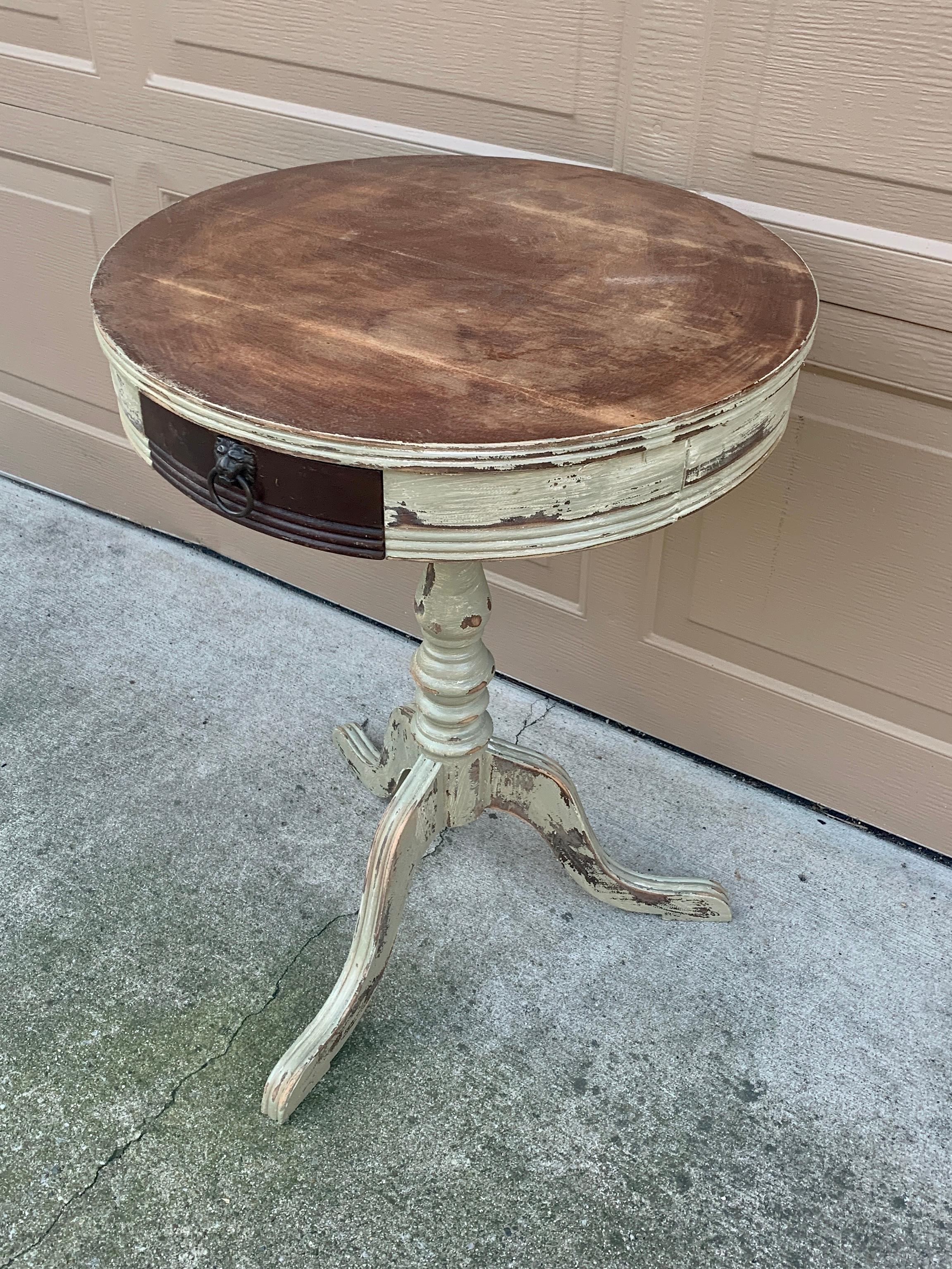 A gorgeous Regency style round one-drawer side table on three legs

USA, Circa late 19th century

Painted walnut, with lion head drawer pull

Measures: 20