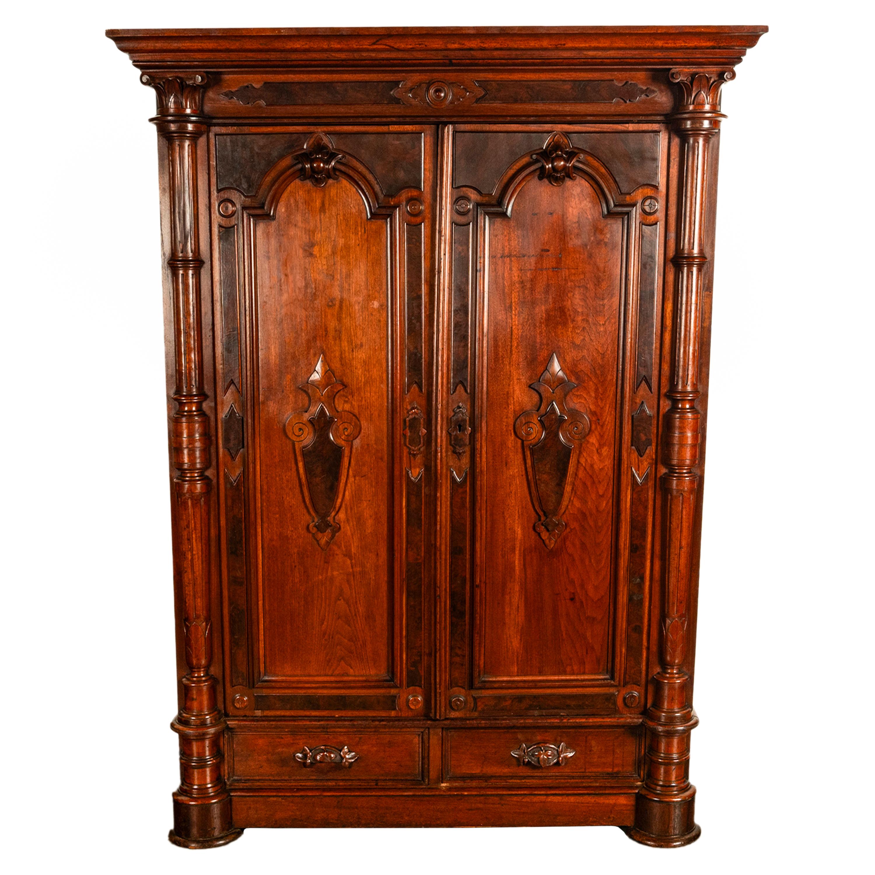 Armario antiguo de nogal tallado y nogal burilado del Renacimiento, Nueva York, hacia 1870.
El armoire con una corona escalonada en la parte superior, debajo hay un par de paneles de nogal burlados en relieve, el armoire con un par de puertas