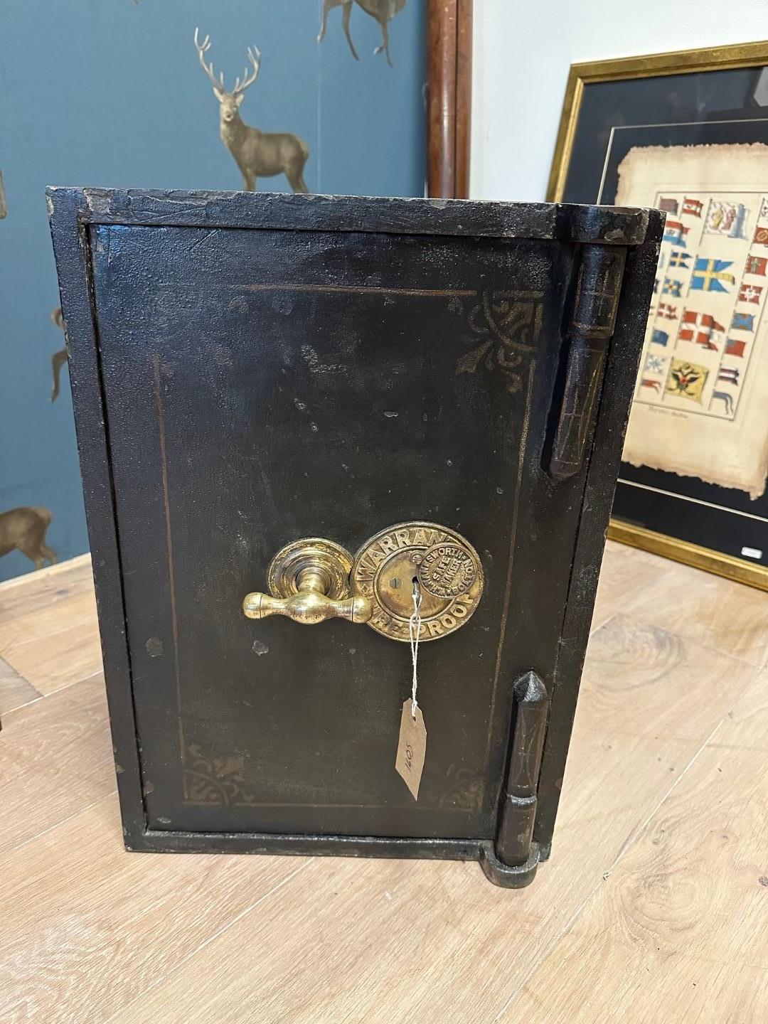 Beautiful antique American safe with working lock and original key. No key for the drawer on the inside, the safe is in completely original and beautifully weathered condition.

Origin: US
Period: Approx. 1890
Size:36cm x 36cm x h.51cm
Weight +/- 70