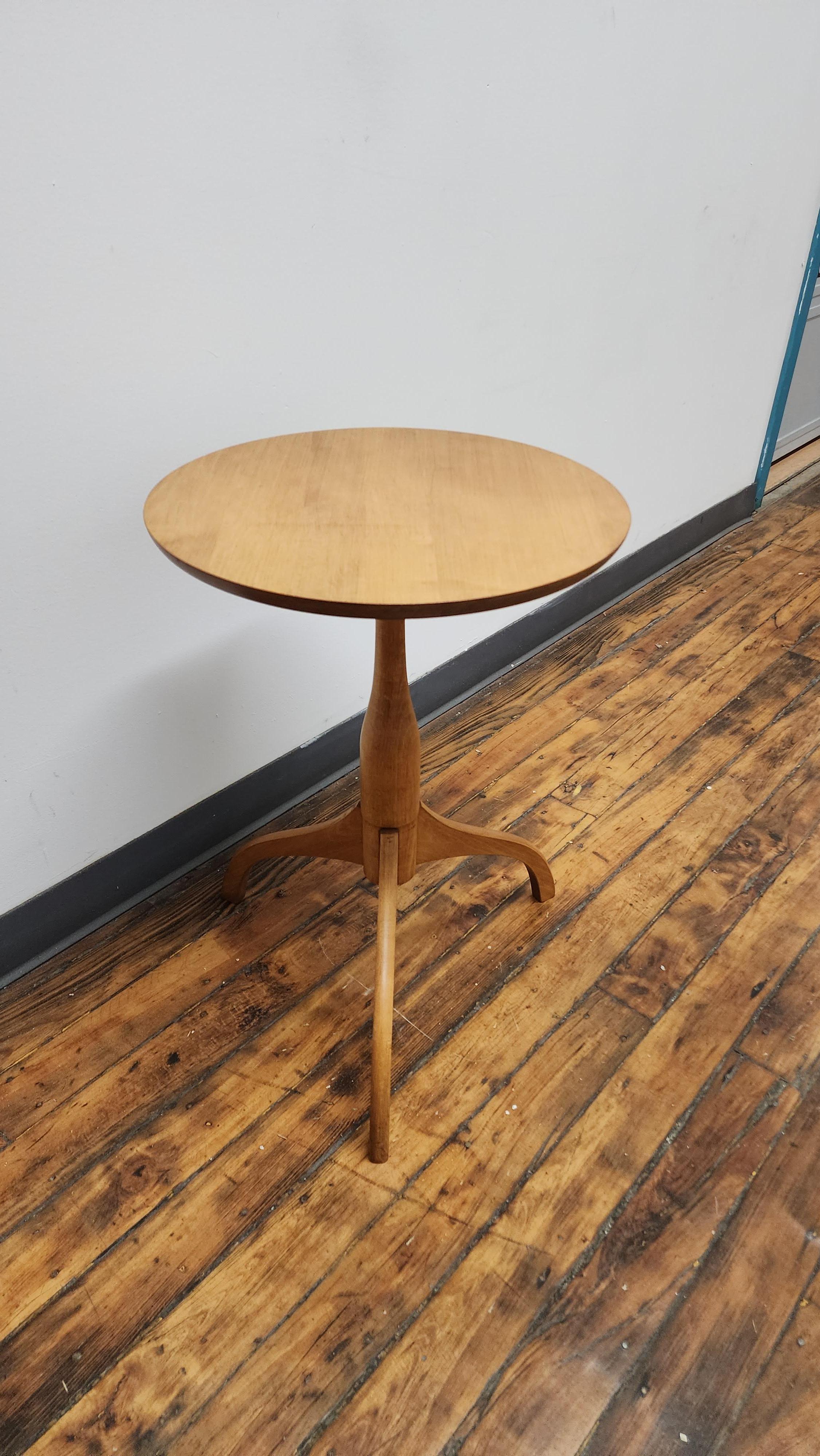 Antique American Shaker Side Table In Good Condition In Philadelphia, PA