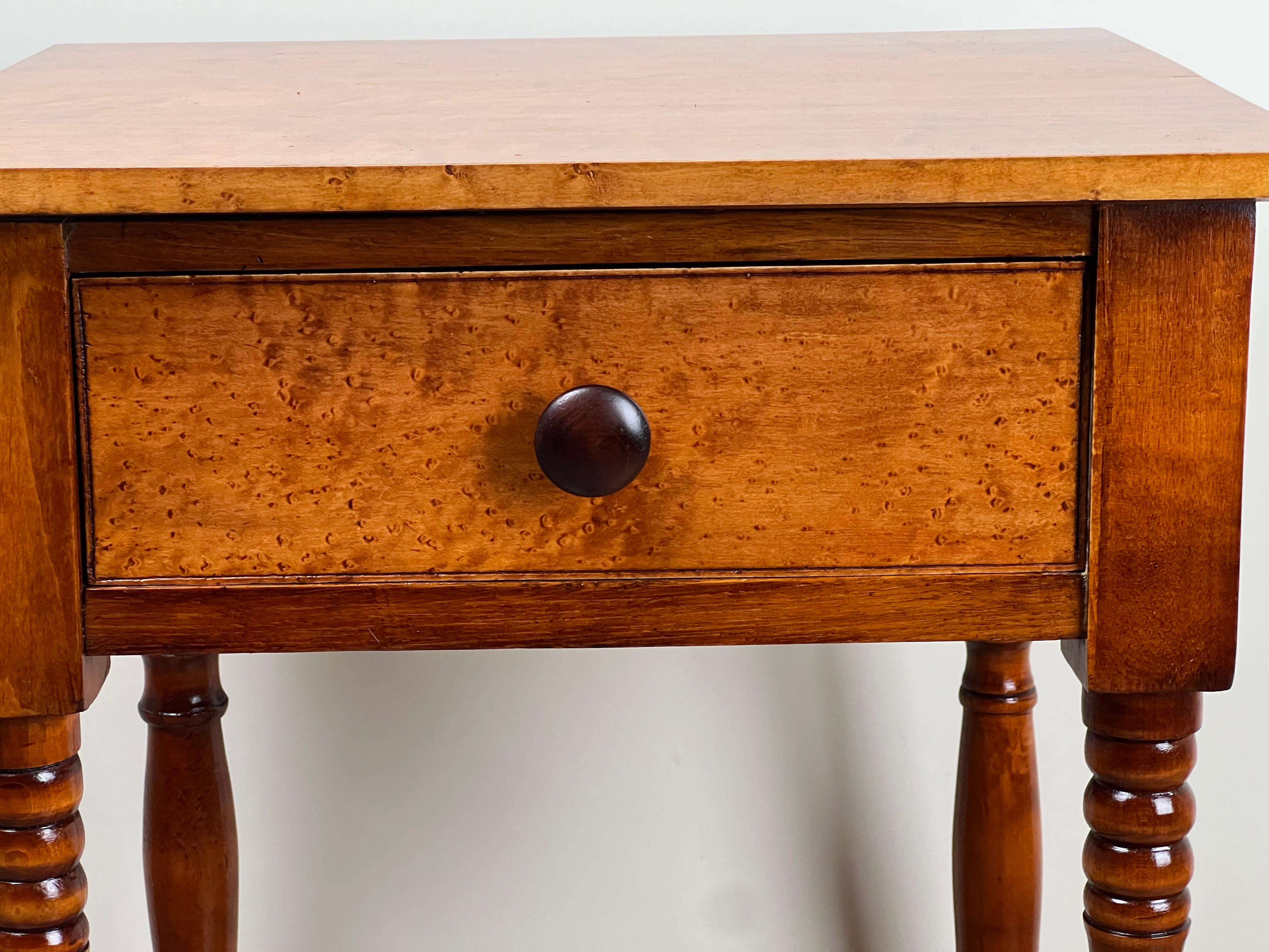 Antigua cajonera americana Sheraton de arce c. Mediados del siglo XIX Arce ojo de pájaro en venta