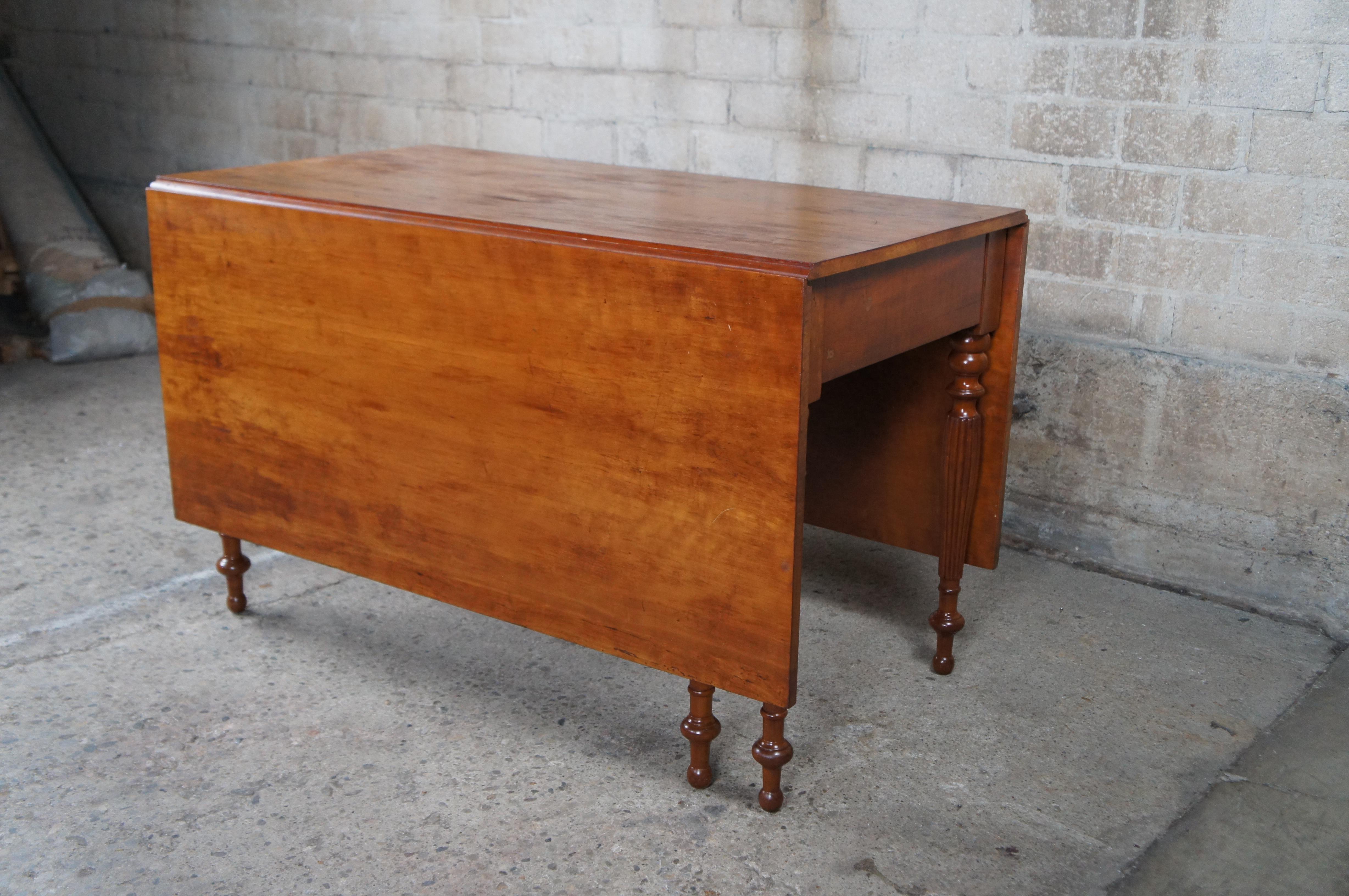 Ancienne table console de salle à manger Sheraton en cerisier massif avec porte et abattant en vente 5