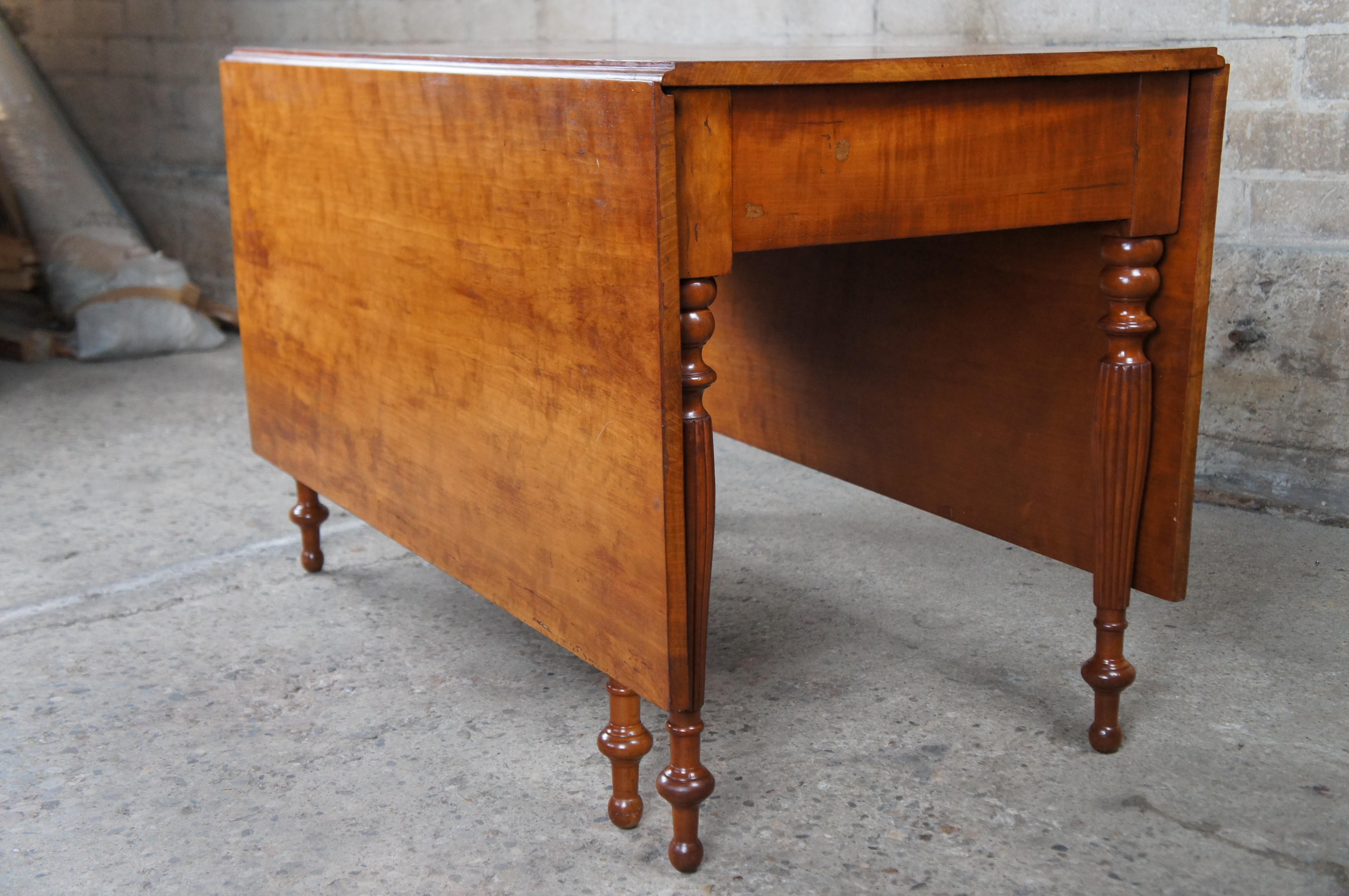 Ancienne table console de salle à manger Sheraton en cerisier massif avec porte et abattant en vente 7
