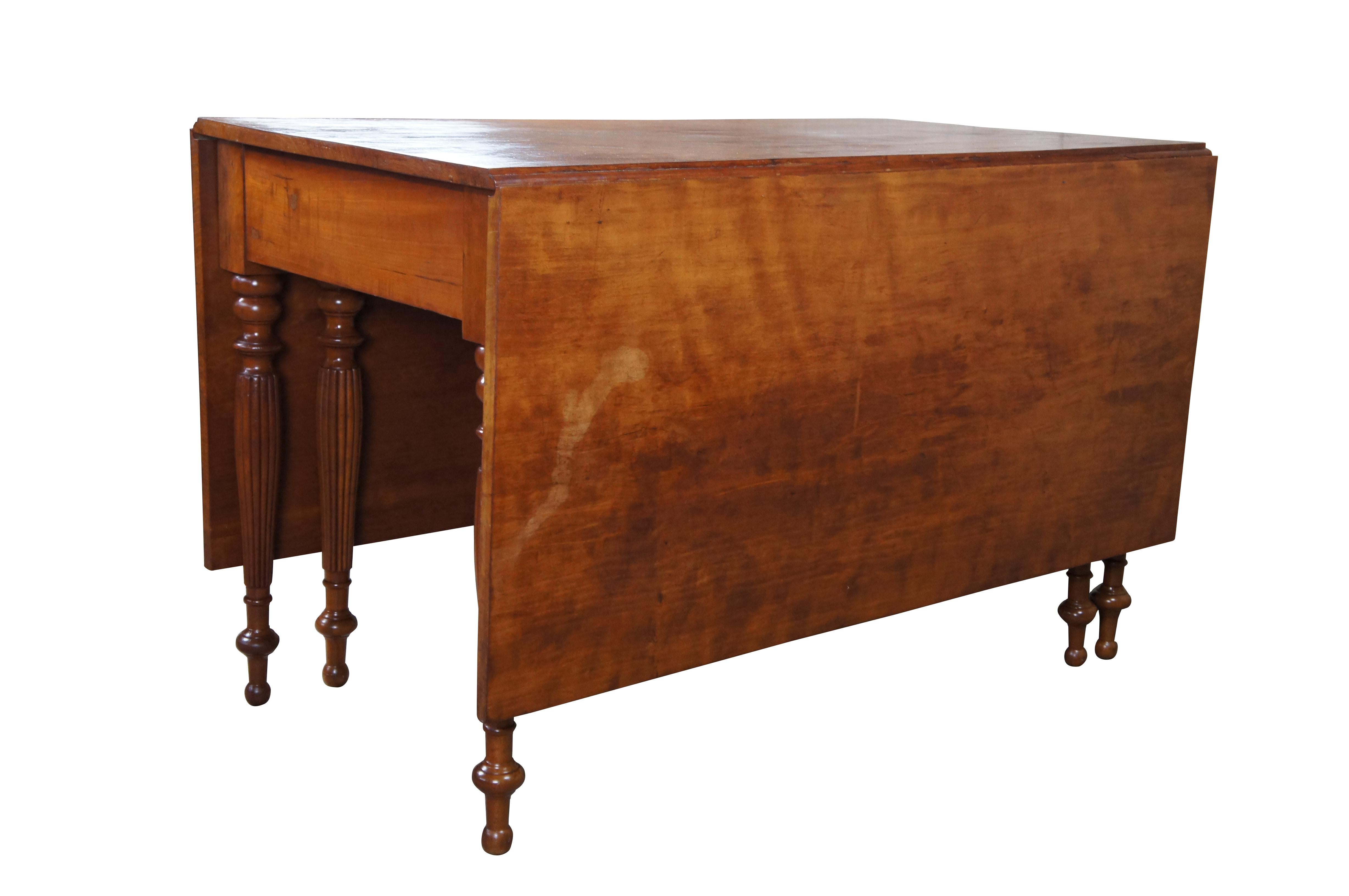 Ancienne table console de salle à manger Sheraton en cerisier massif avec porte et abattant État moyen - En vente à Dayton, OH