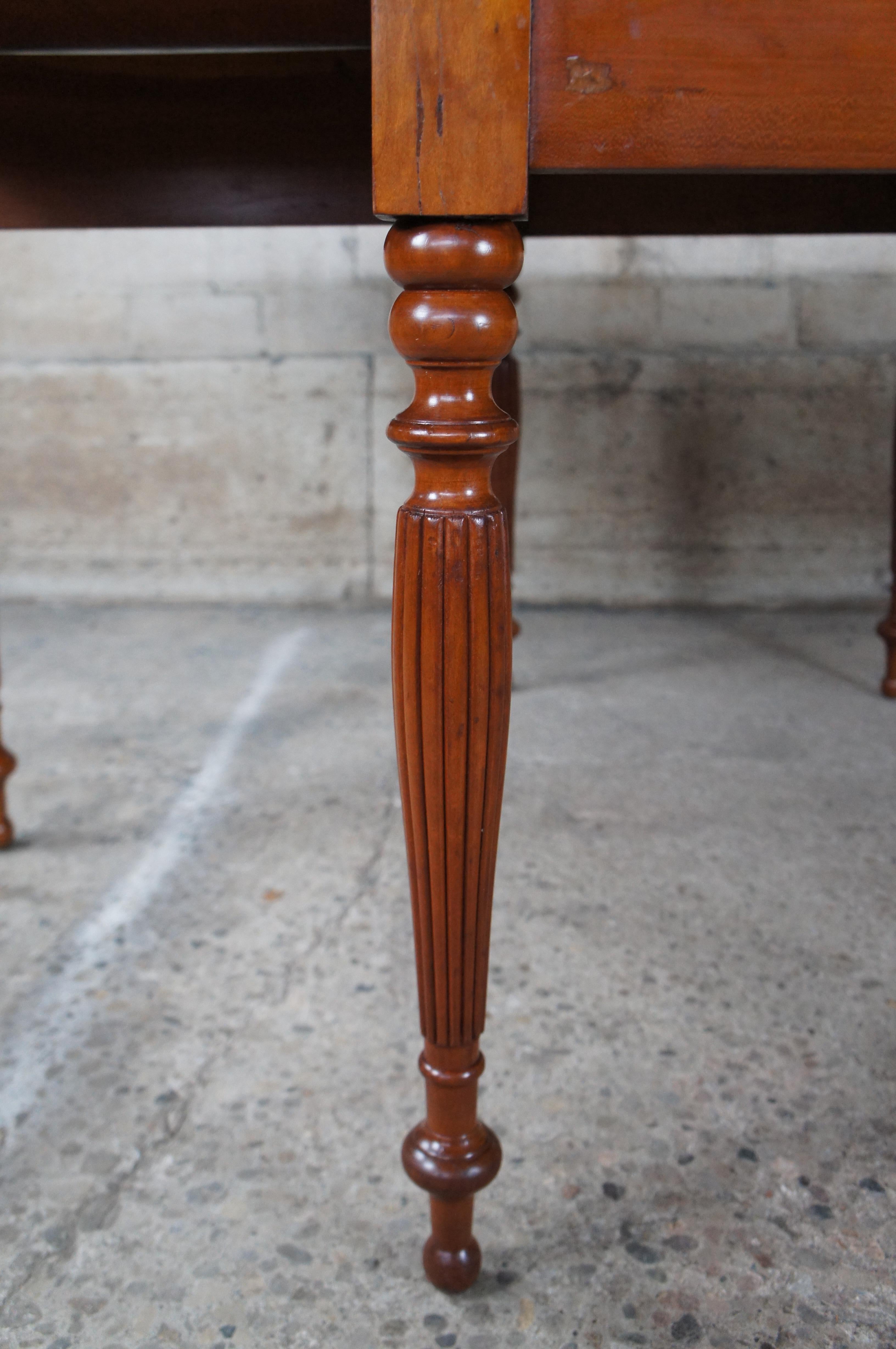 Ancienne table console de salle à manger Sheraton en cerisier massif avec porte et abattant en vente 1