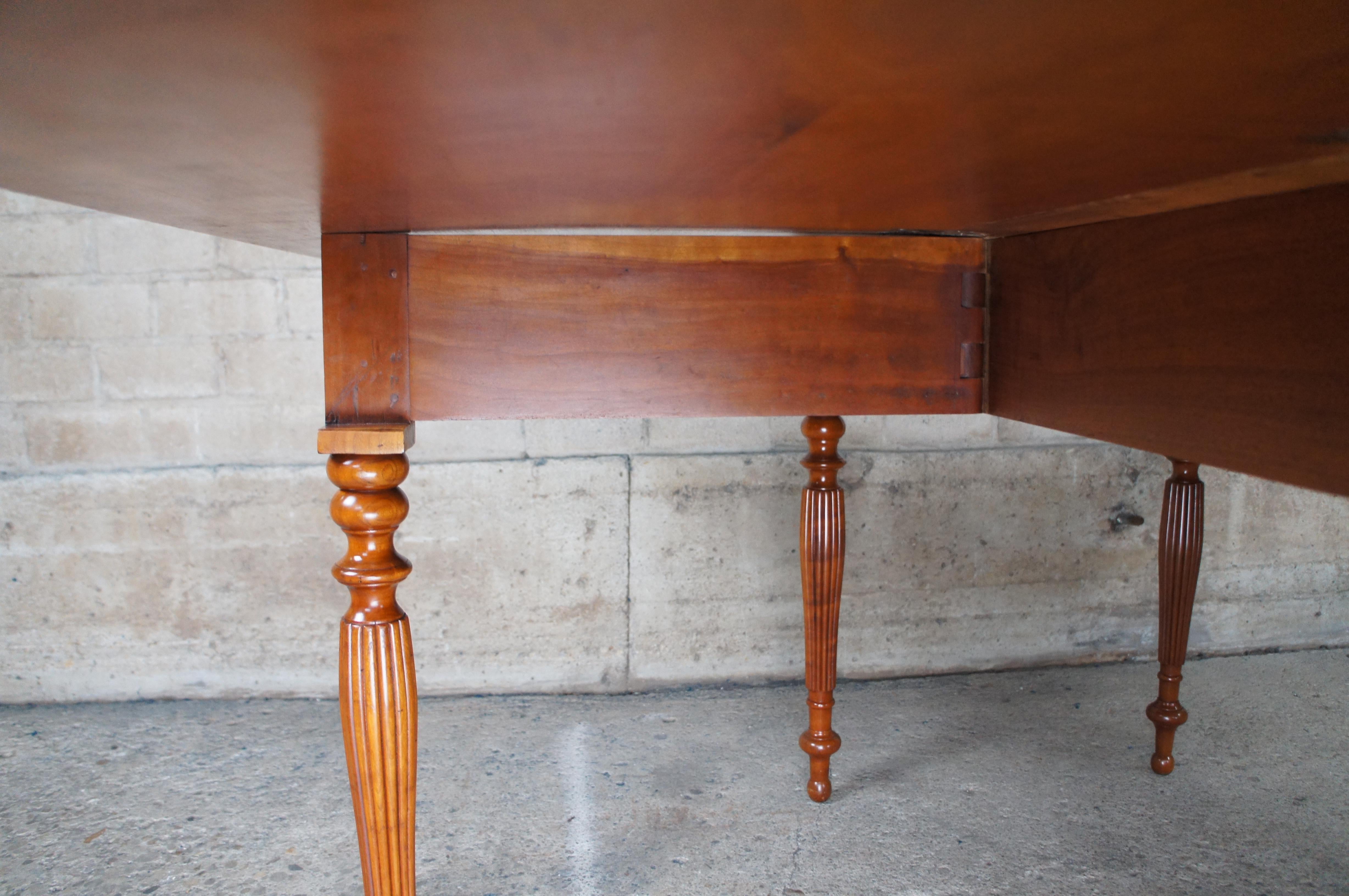 Ancienne table console de salle à manger Sheraton en cerisier massif avec porte et abattant en vente 2