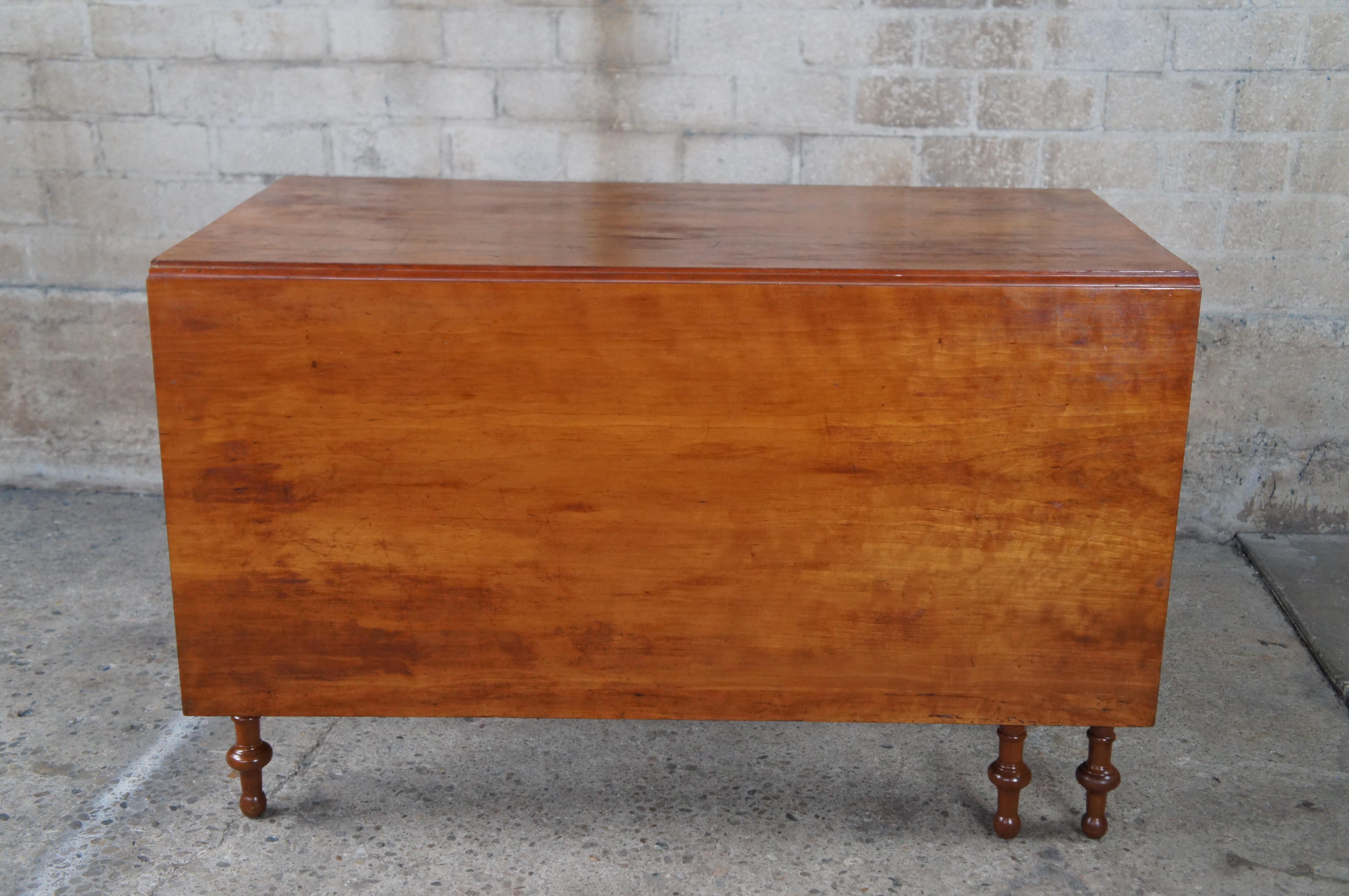 Ancienne table console de salle à manger Sheraton en cerisier massif avec porte et abattant en vente 3