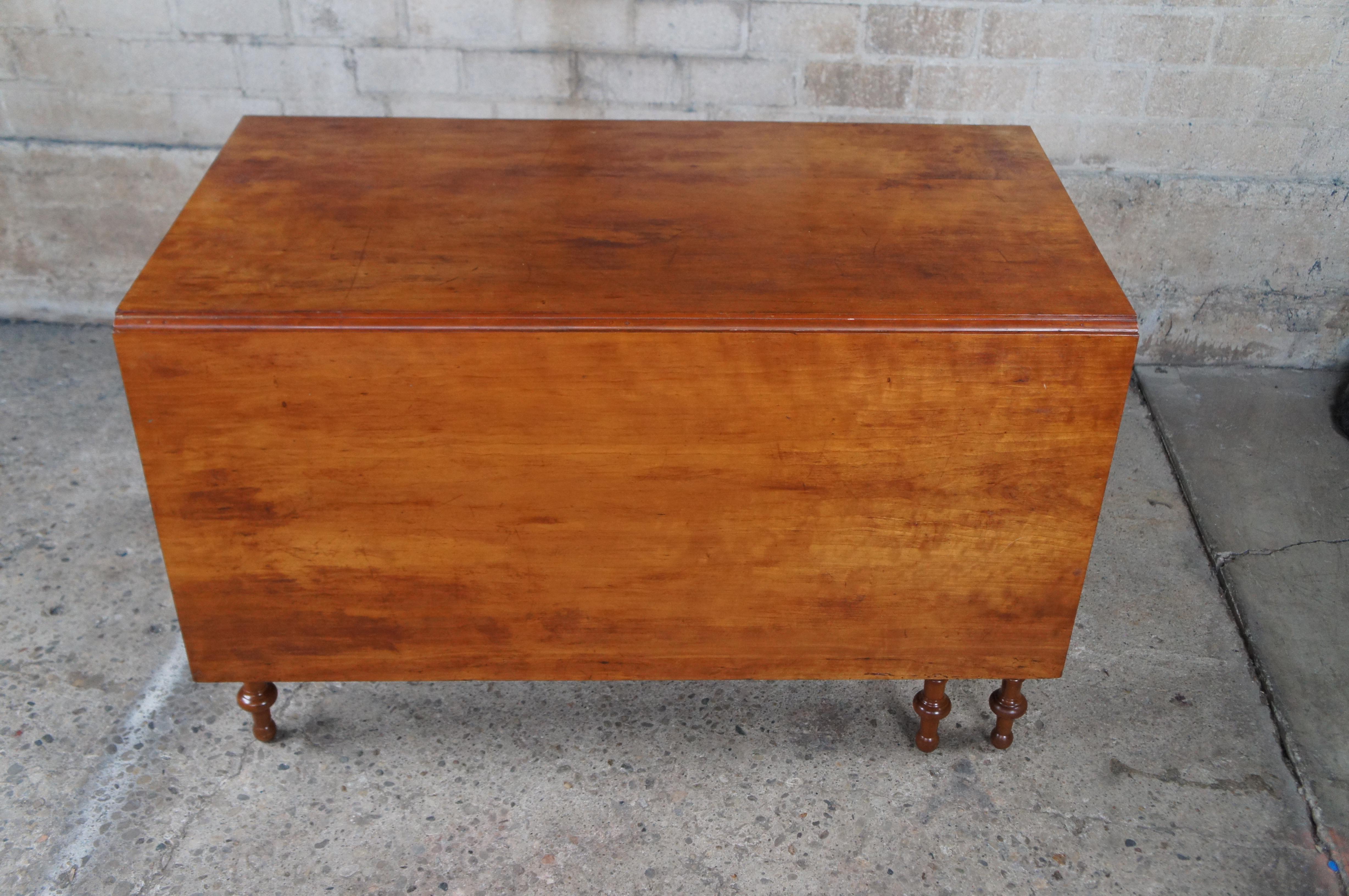 Ancienne table console de salle à manger Sheraton en cerisier massif avec porte et abattant en vente 4