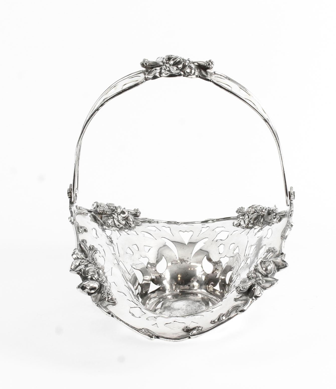 Early 20th Century Antique American Silver Plated Fruit Basket The Meriden Silver Plate Co. 1904