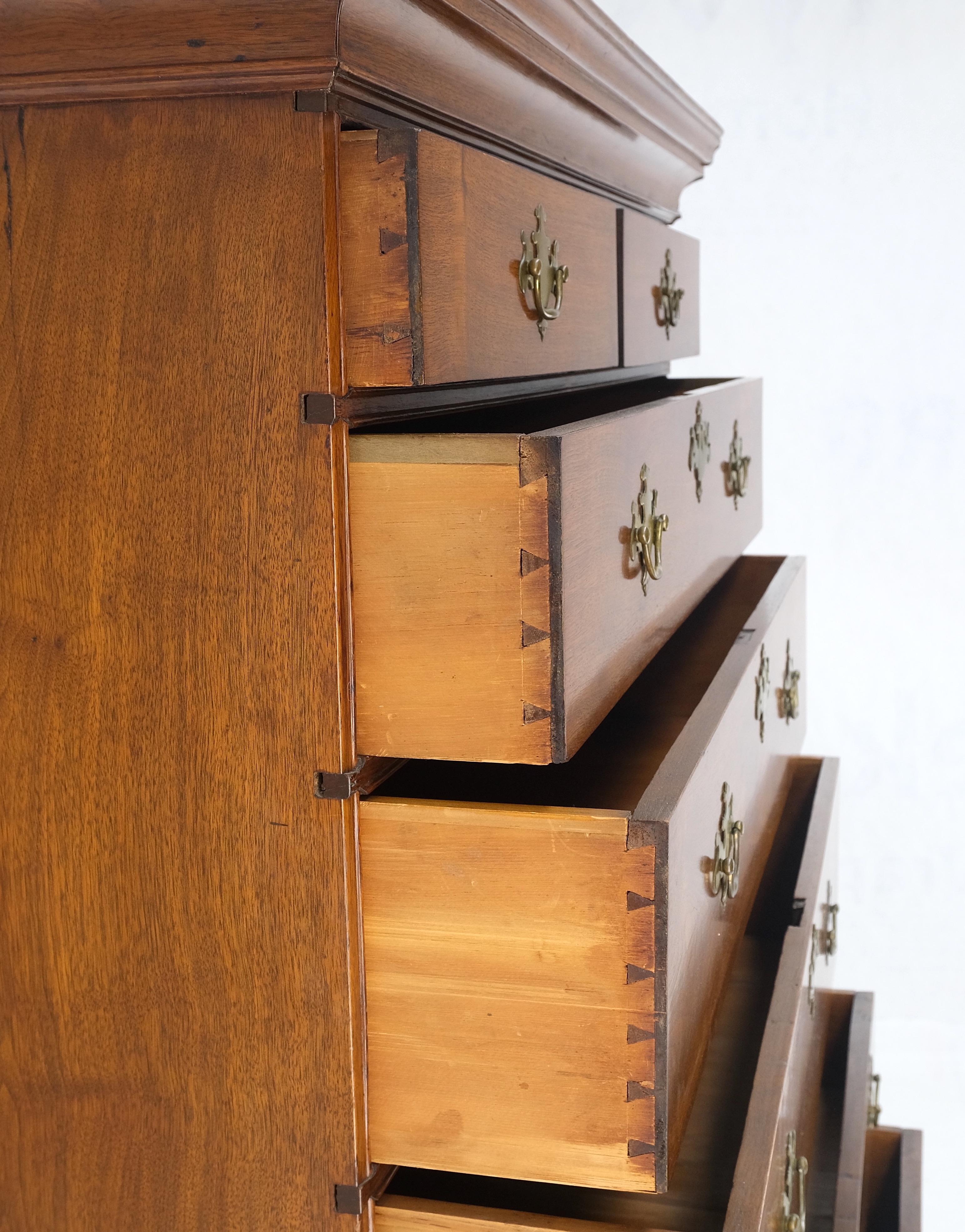 XX secolo Antico Noce massiccio americano Queen Anne 2 parti Highboy code a coda di rondine Finials MINT! in vendita
