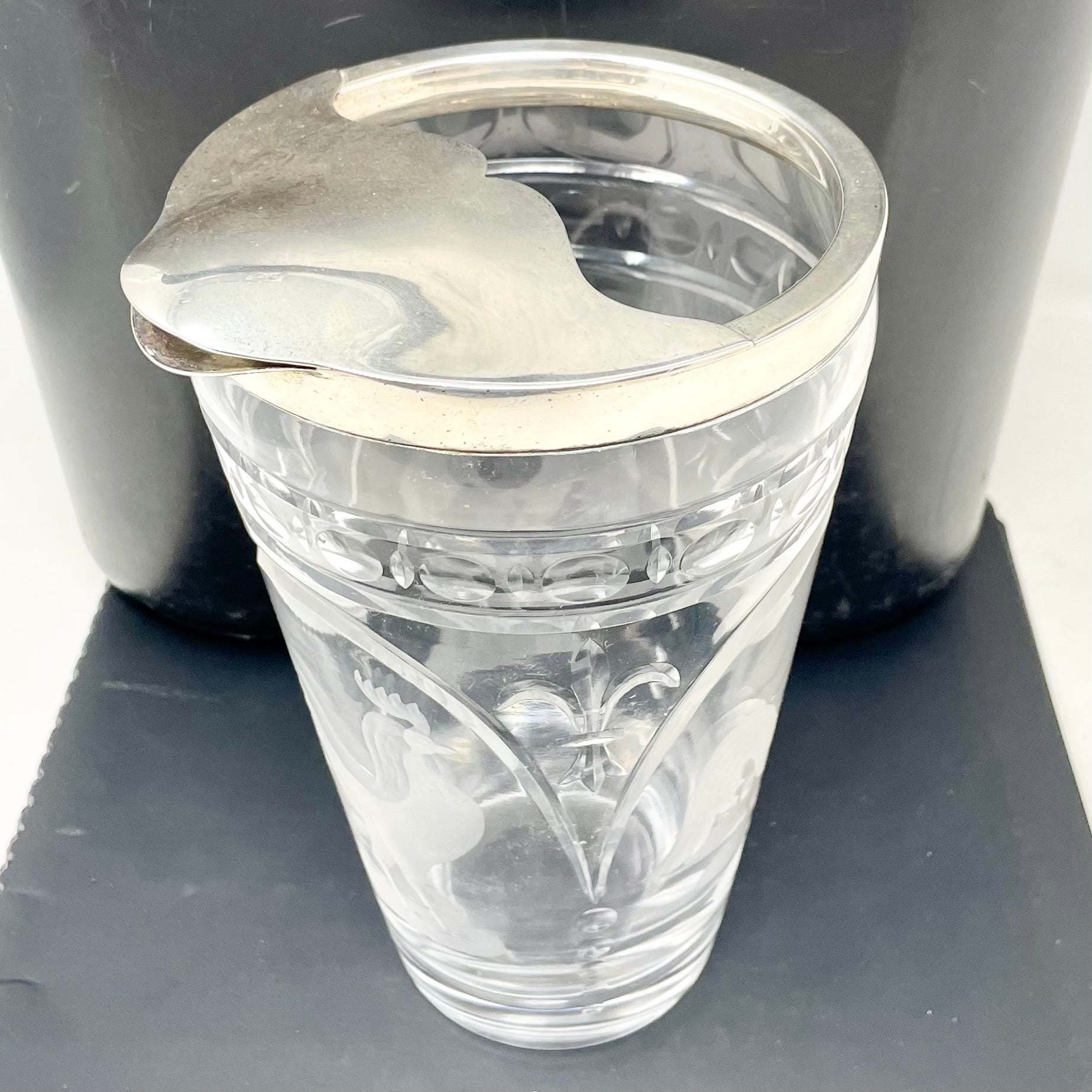 Antigua coctelera de Martini americana de plata de ley y cristal con gallo y flor de lis Art Decó en venta