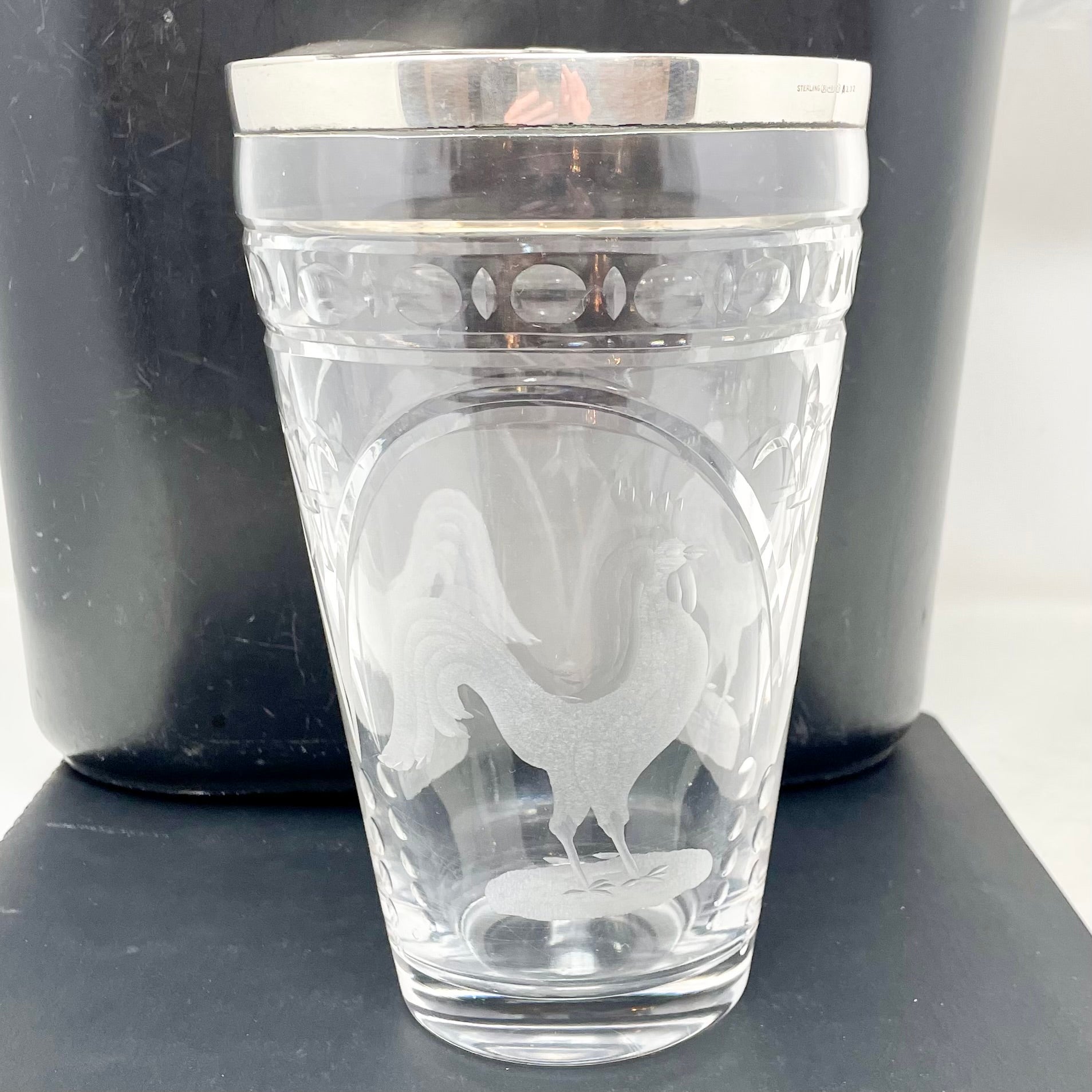 Antigua coctelera de Martini americana de plata de ley y cristal con gallo y flor de lis Estadounidense en venta