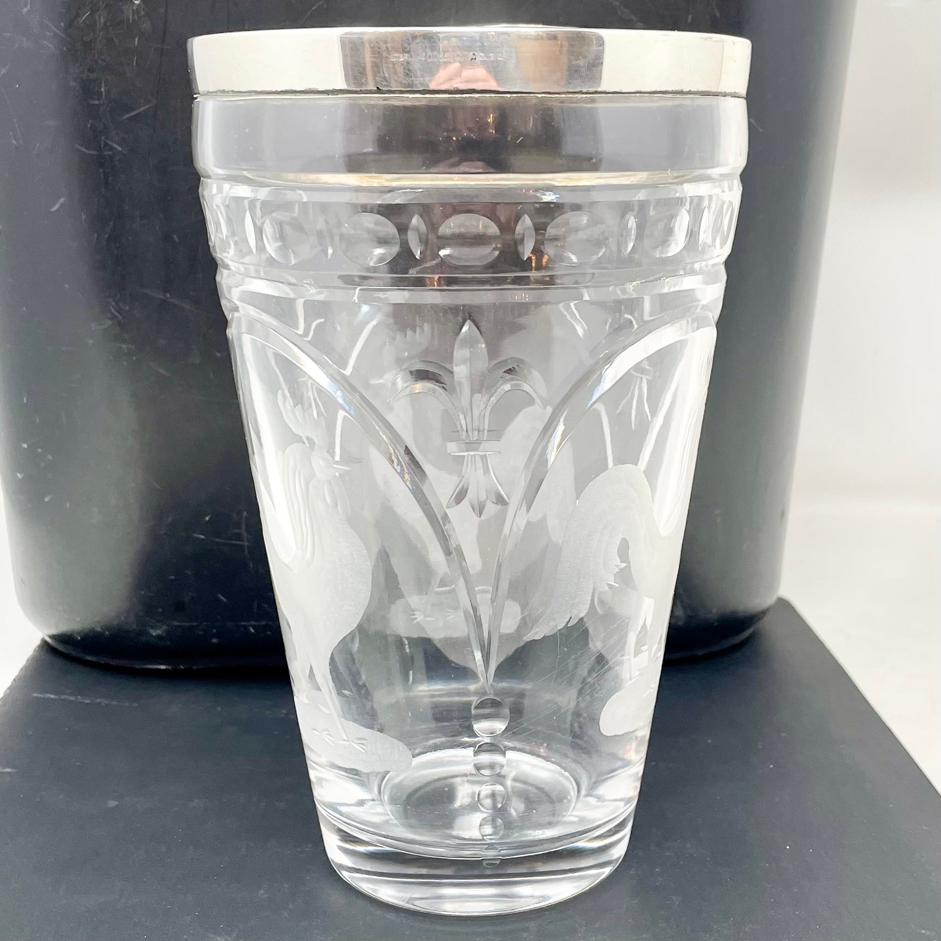 Antigua coctelera de Martini americana de plata de ley y cristal con gallo y flor de lis en Bueno estado para la venta en New Orleans, LA