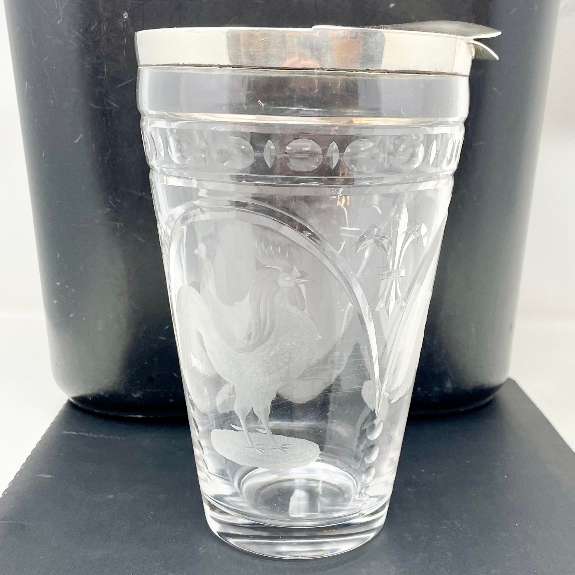 Antigua coctelera de Martini americana de plata de ley y cristal con gallo y flor de lis siglo XX en venta