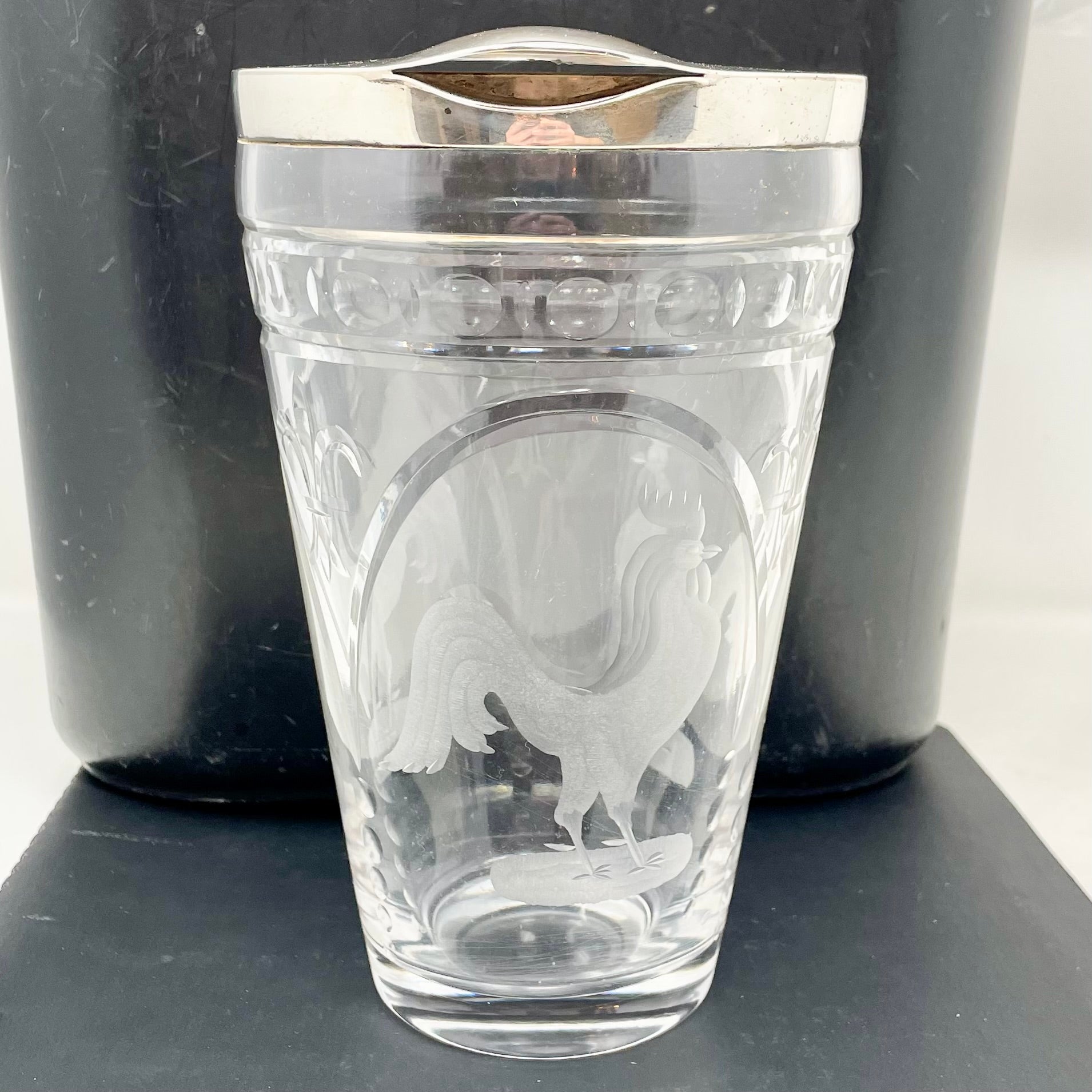 Antigua coctelera de Martini americana de plata de ley y cristal con gallo y flor de lis Plata esterlina en venta