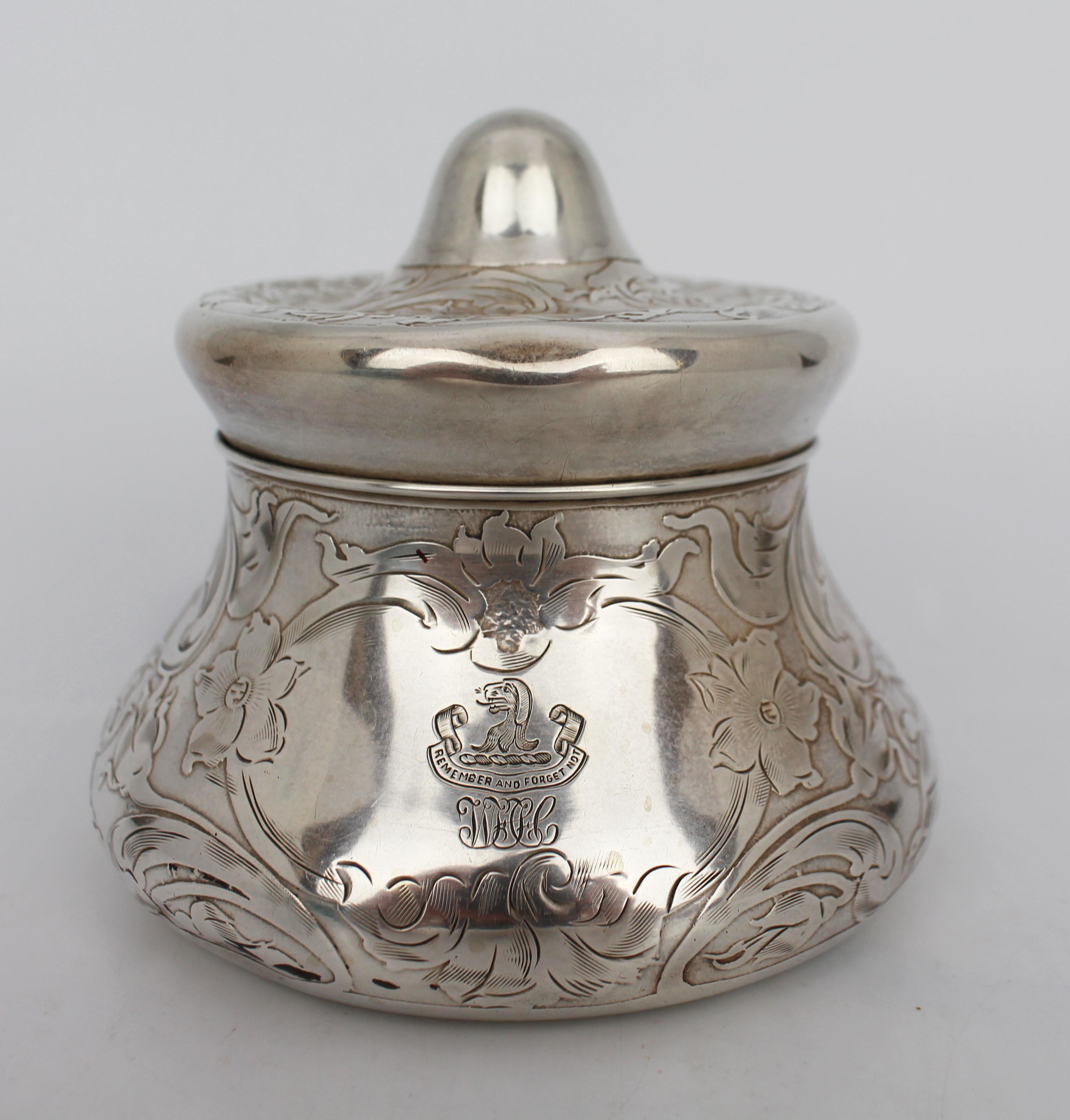 Antique American Sterling Silver Engraved Lidded Box with Heraldic Crest, c.1890–1910

A finely engraved antique sterling silver lidded box, likely American, dating to the late 19th or early 20th century. The piece is richly decorated with scrolling
