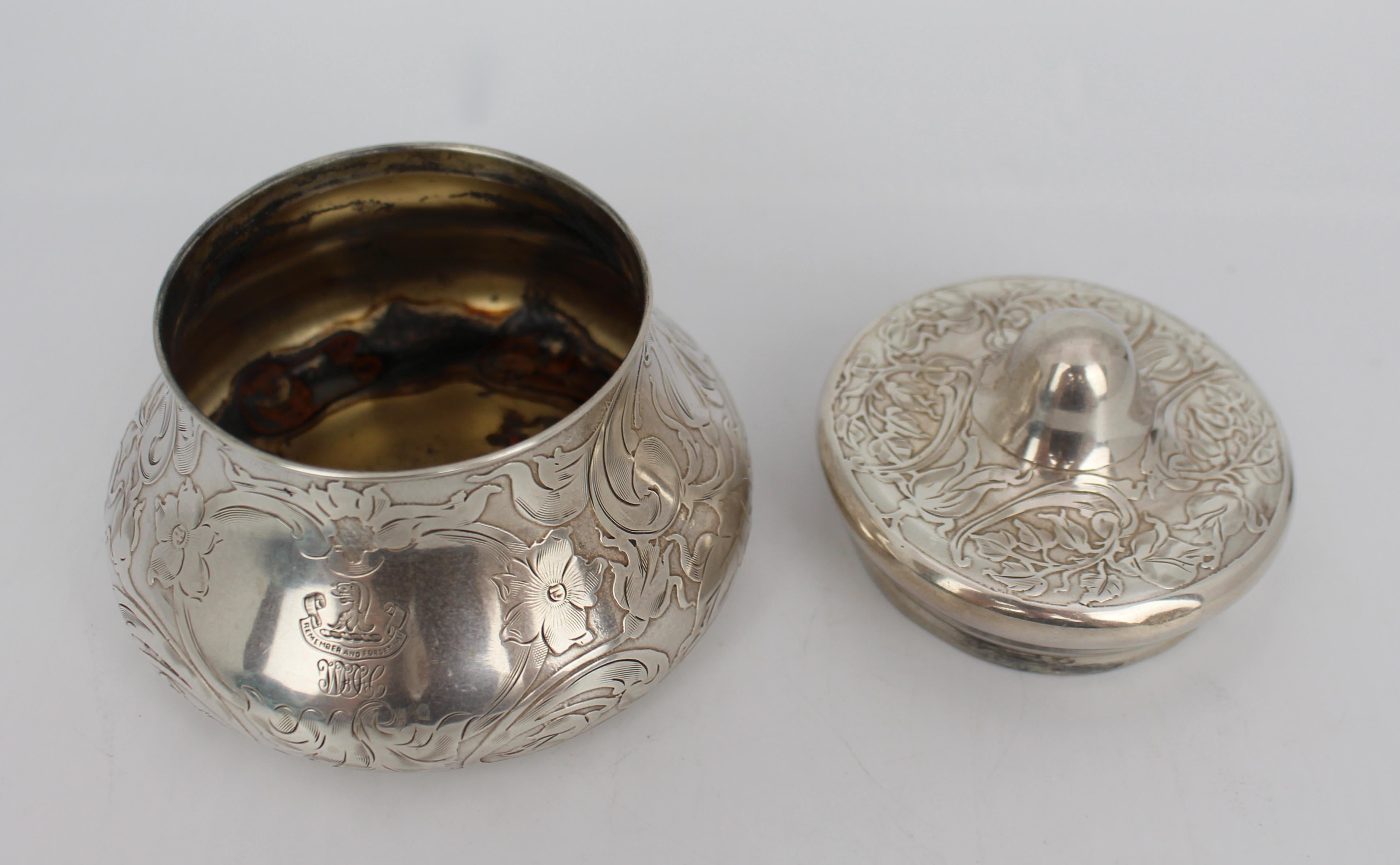 Antique American Sterling Silver Engraved Lidded Box with Heraldic Crest im Zustand „Gut“ im Angebot in Worcester, GB
