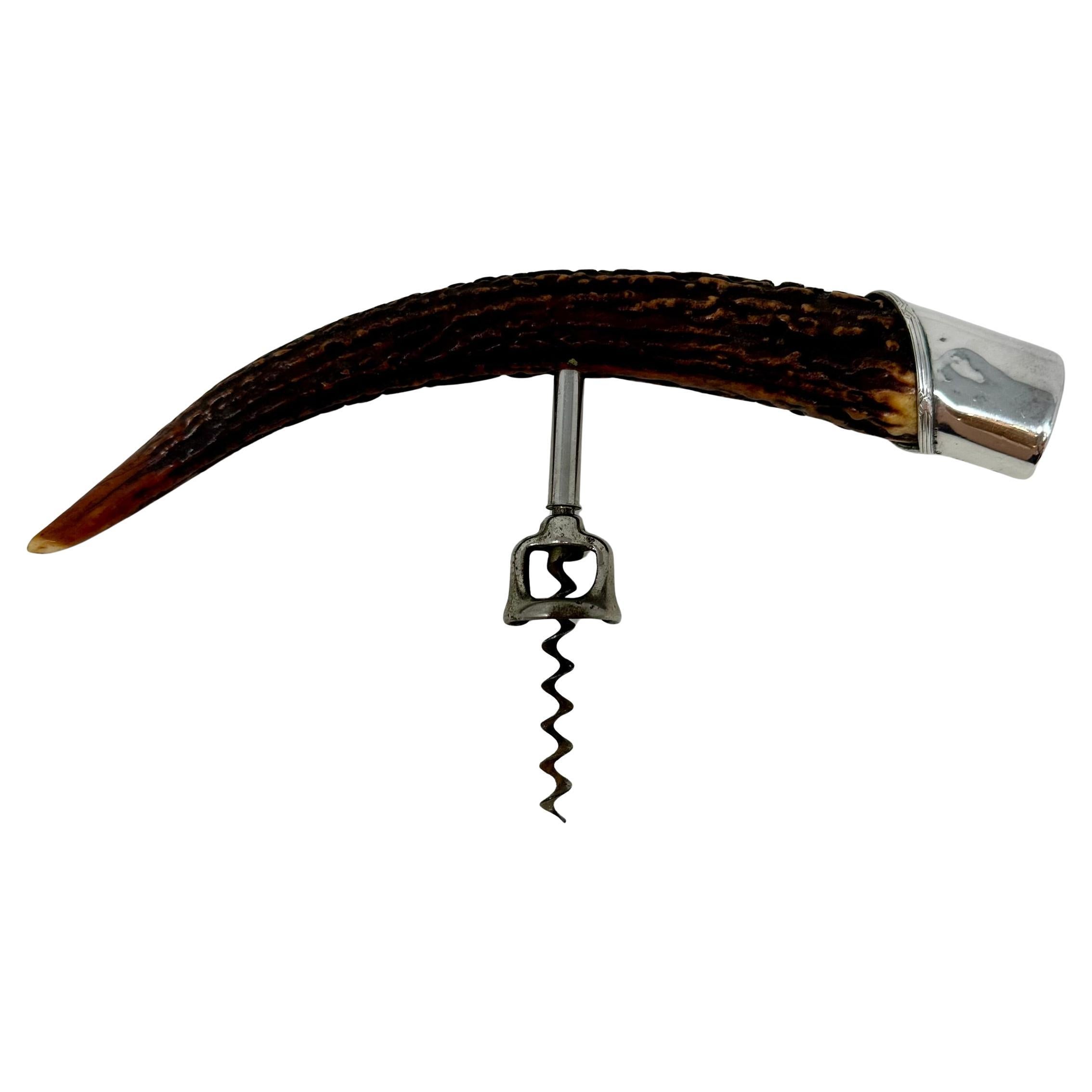 Sacacorchos americano antiguo de plata de ley montado en asta, circa 1910-1920.
Mango de asta bellamente largo y gusano afilado que funciona a pleno rendimiento.