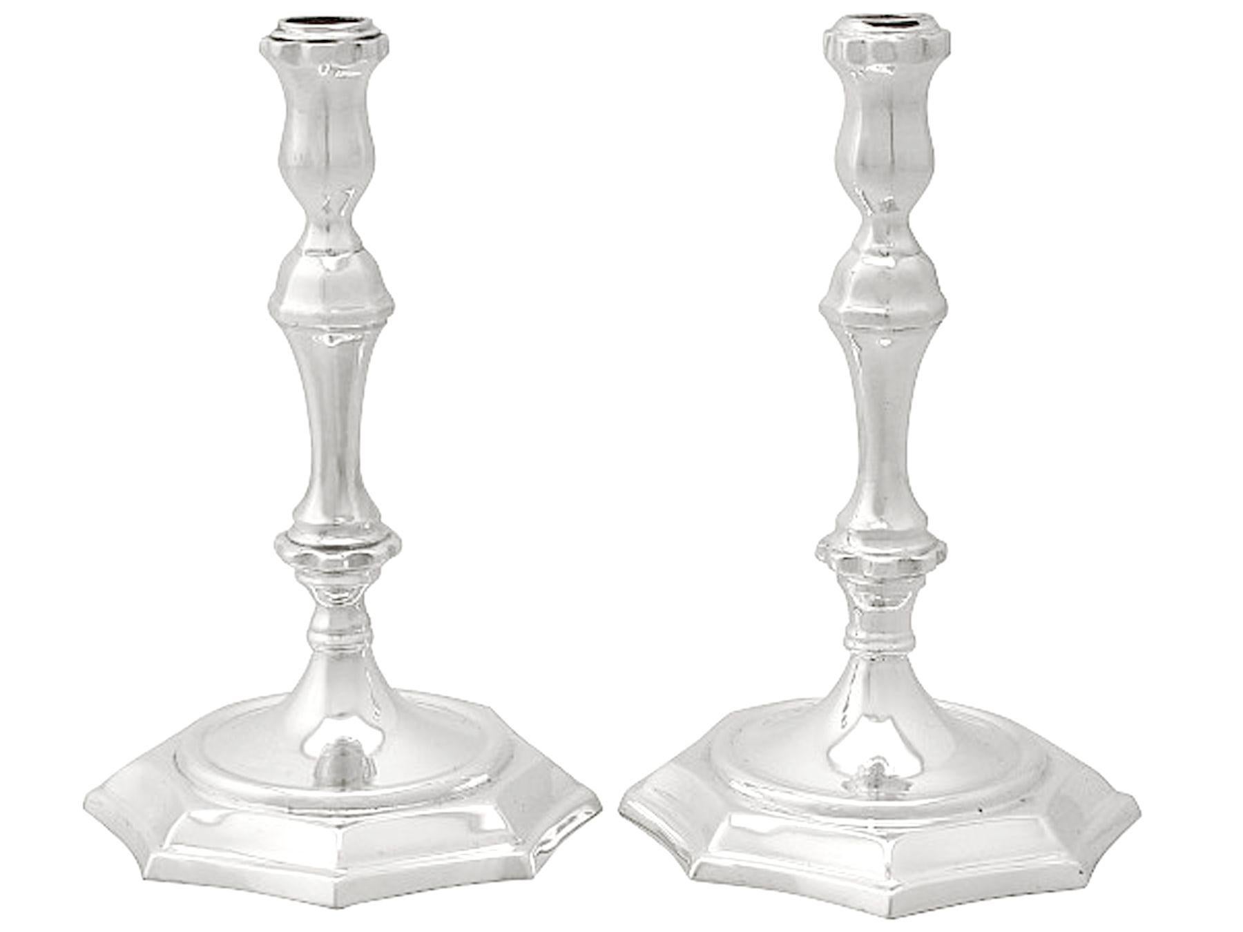 Una bella e imponente coppia di antichi ceri americani in argento fuso; un'aggiunta alla nostra collezione di argenteria ornamentale.

Questi impressionanti ceri antichi in argento sterling americano hanno una forma a ottavo di velo che riproduce