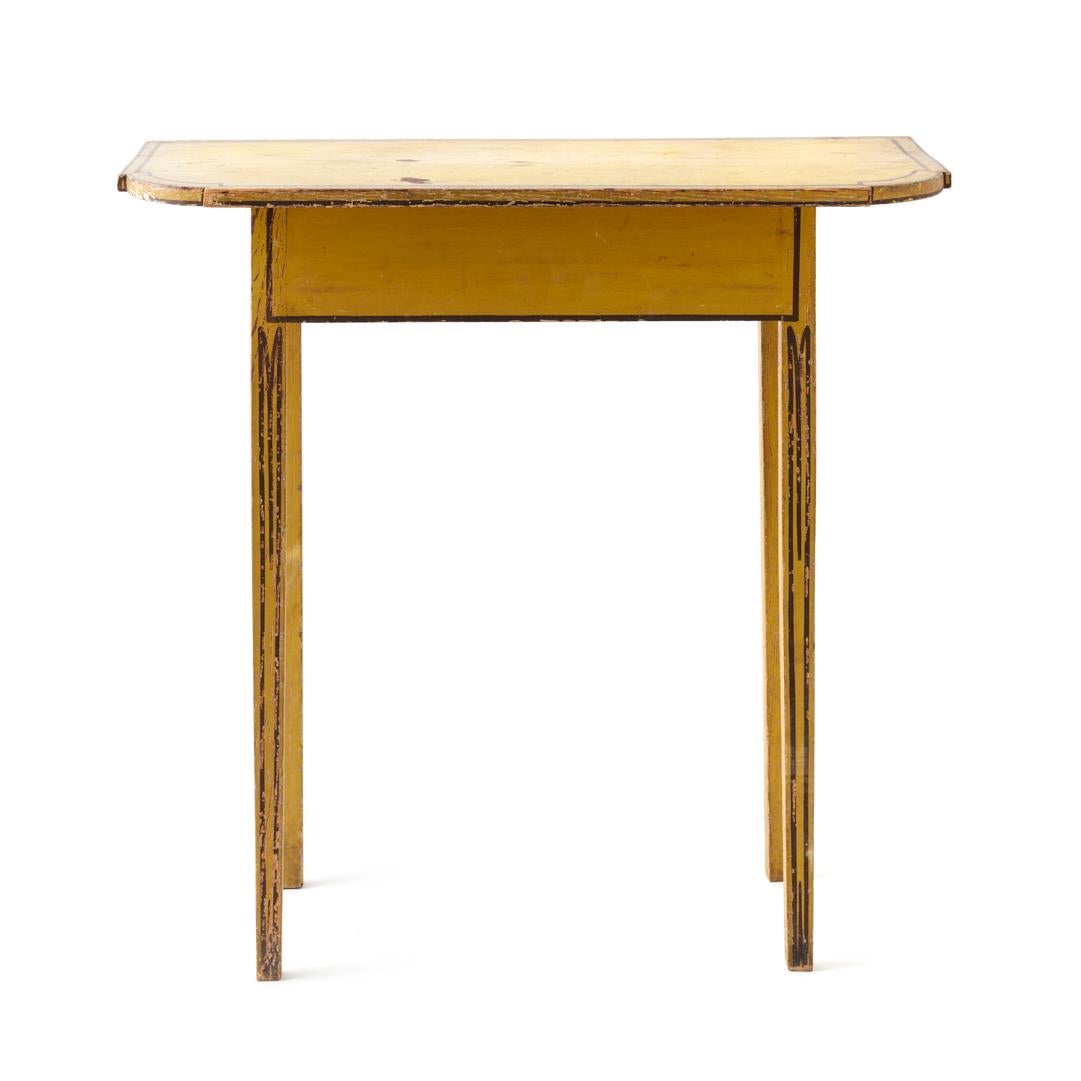 - Cette ancienne beauté américaine a conservé sa peinture d'origine - une nuance de jaune vibrante, rare et magnifique, accentuée par des détails peints à la main.

- Ses pieds fins, son tablier et les angles arrondis de son plateau sont soulignés