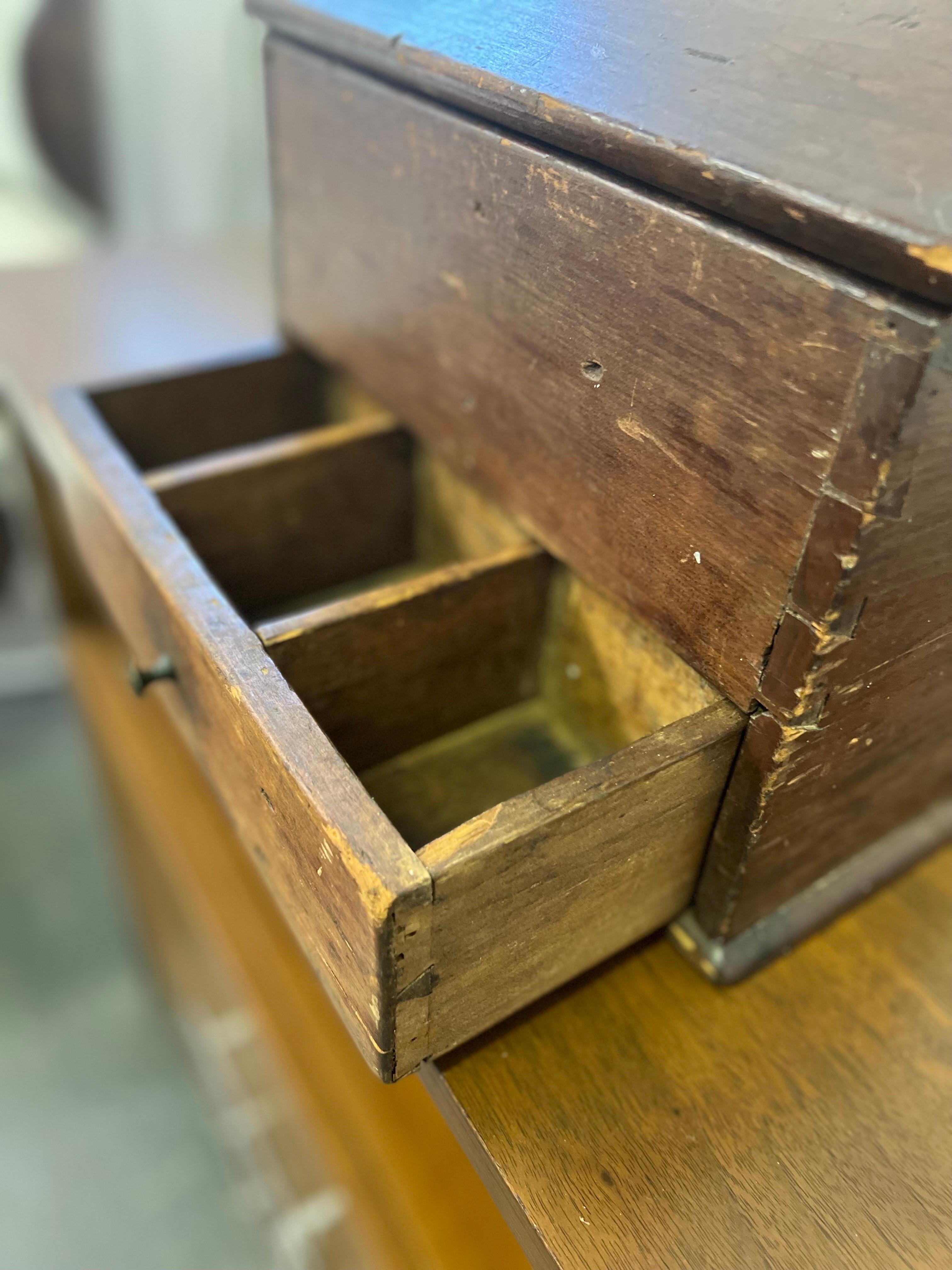 Boîte à épingles à nourrice américaine ancienne datant des années 1800 environ en vente 5