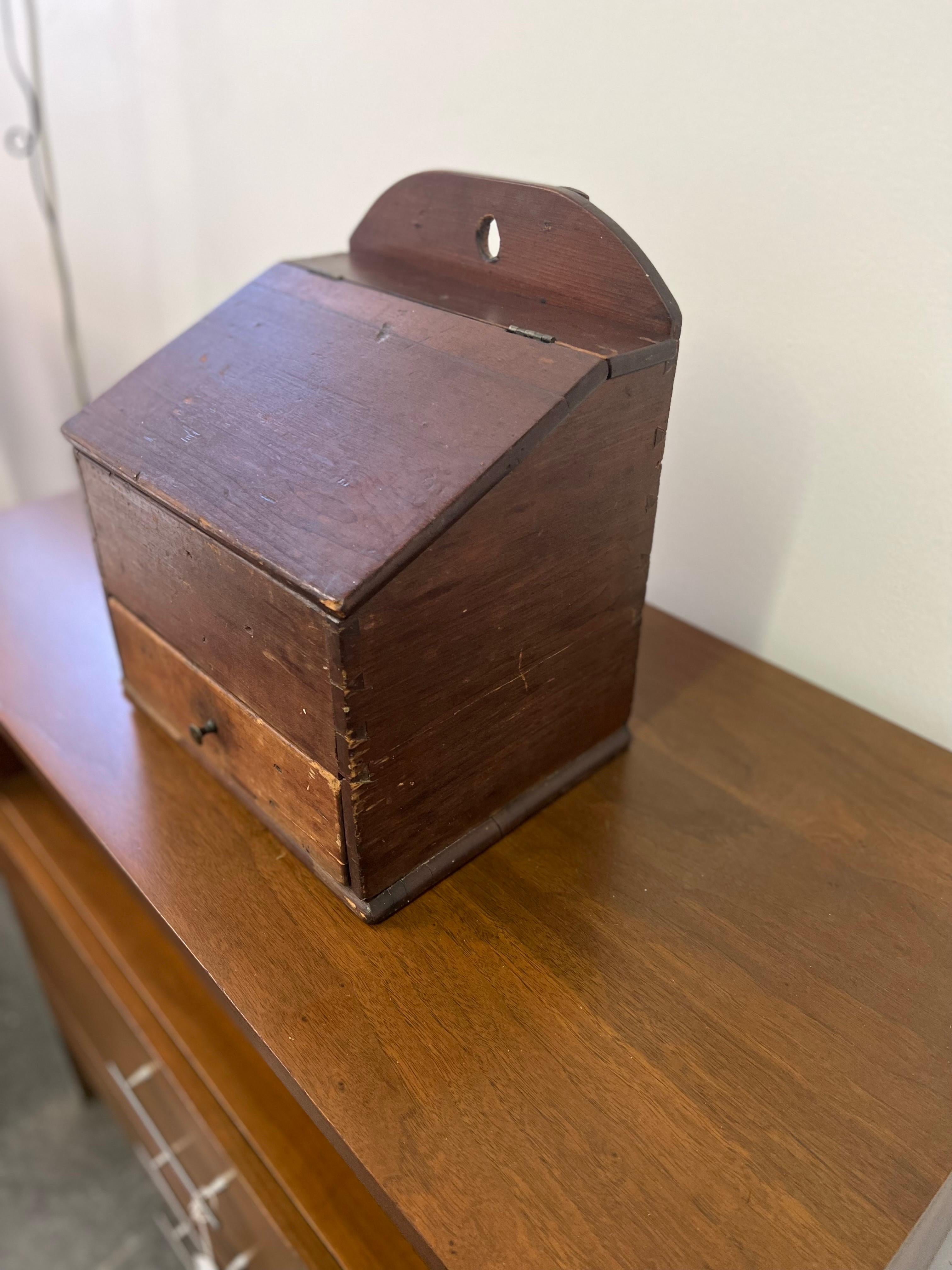 Antique American Table Top Shaker Spice Box circa 1800’s In Good Condition For Sale In Wilmington, DE