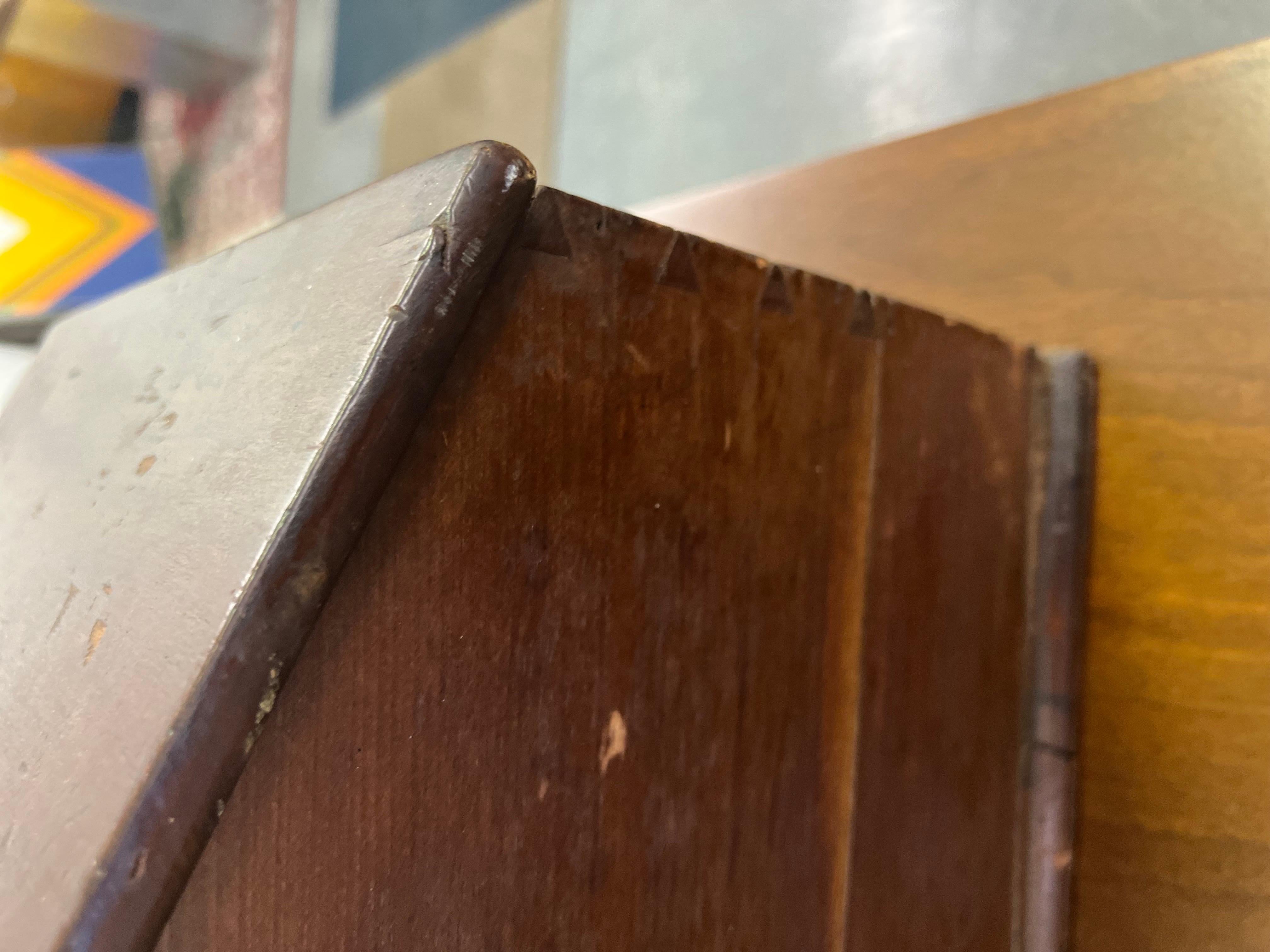 Antiker amerikanischer Shaker-Spitzenkasten mit Tischplatte, um 1800 im Angebot 3