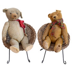 Anciennes ours en peluche avec rubans américains assis dans des chaises en osier, prix à l'unité