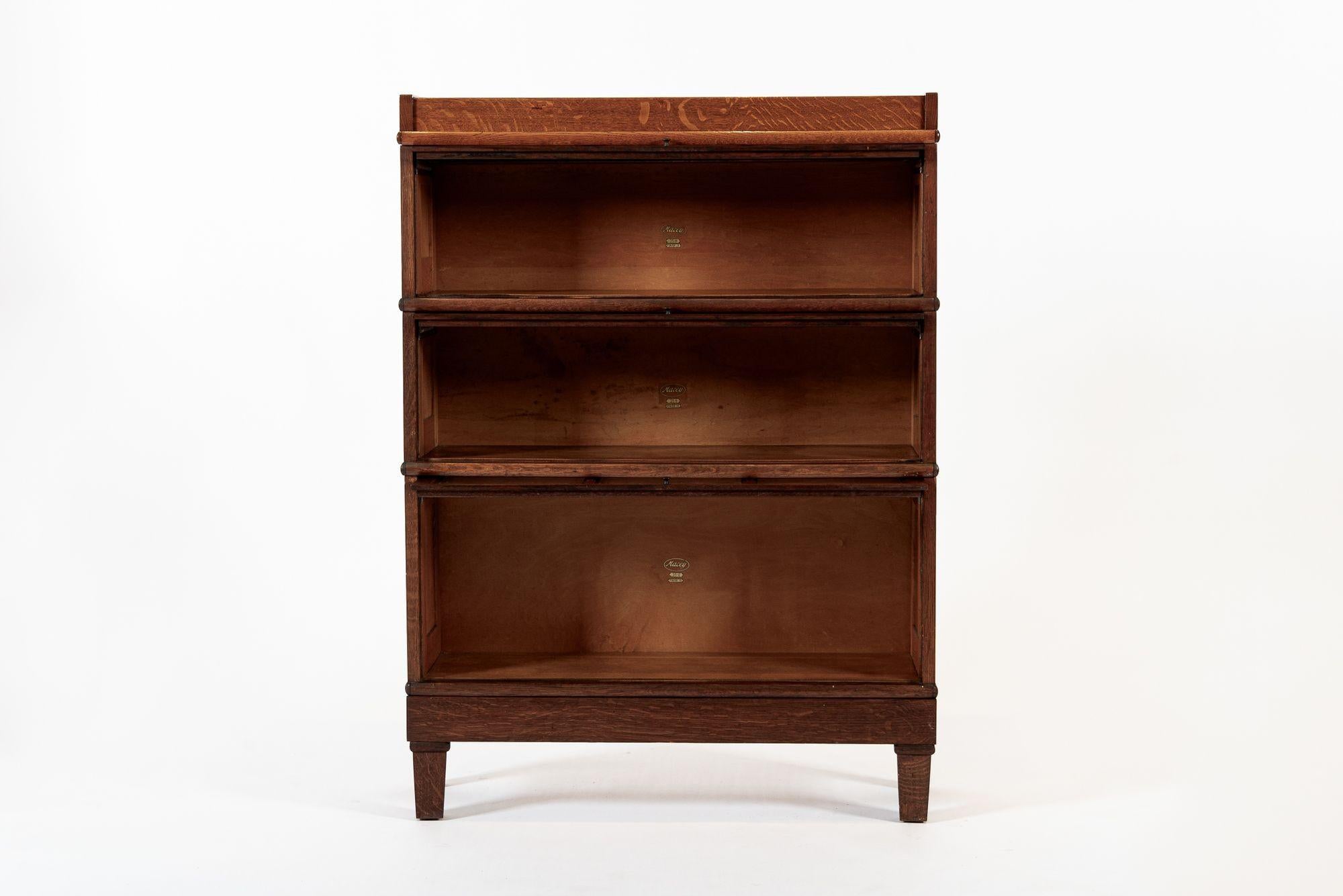 Antique American Three Shelf Barrister Bookcase Cabinet in Tiger Oak In Good Condition In Detroit, MI