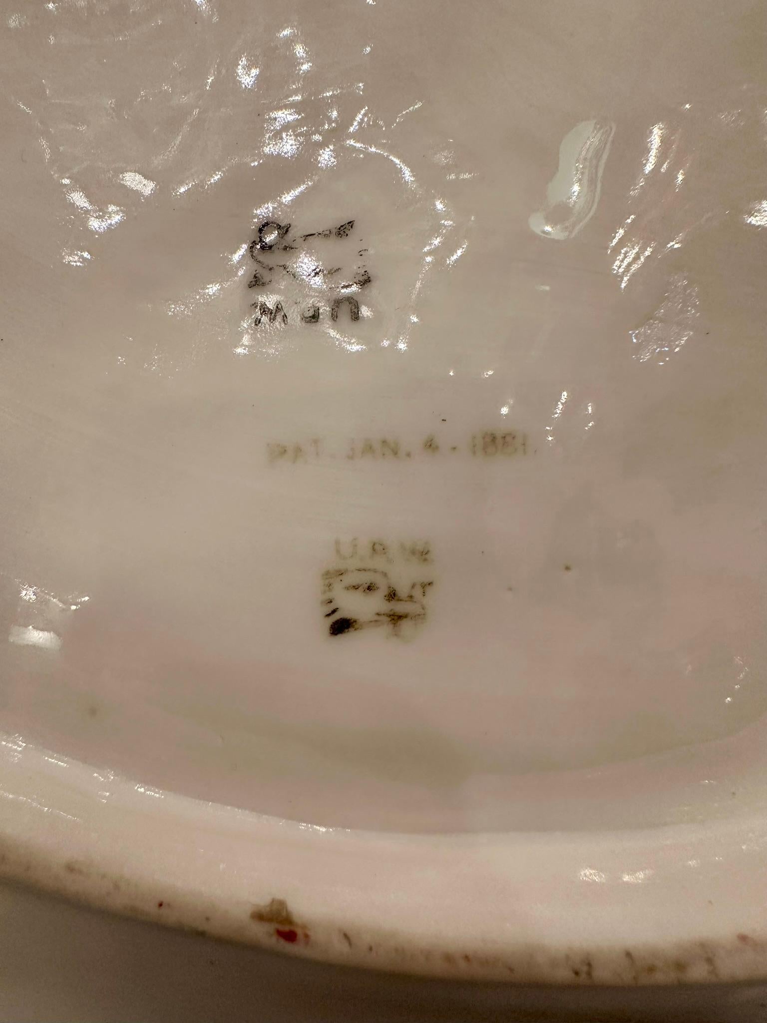 Antiguo plato de ostras de porcelana con forma de almeja de American UPW, Circa 1890 en venta 1