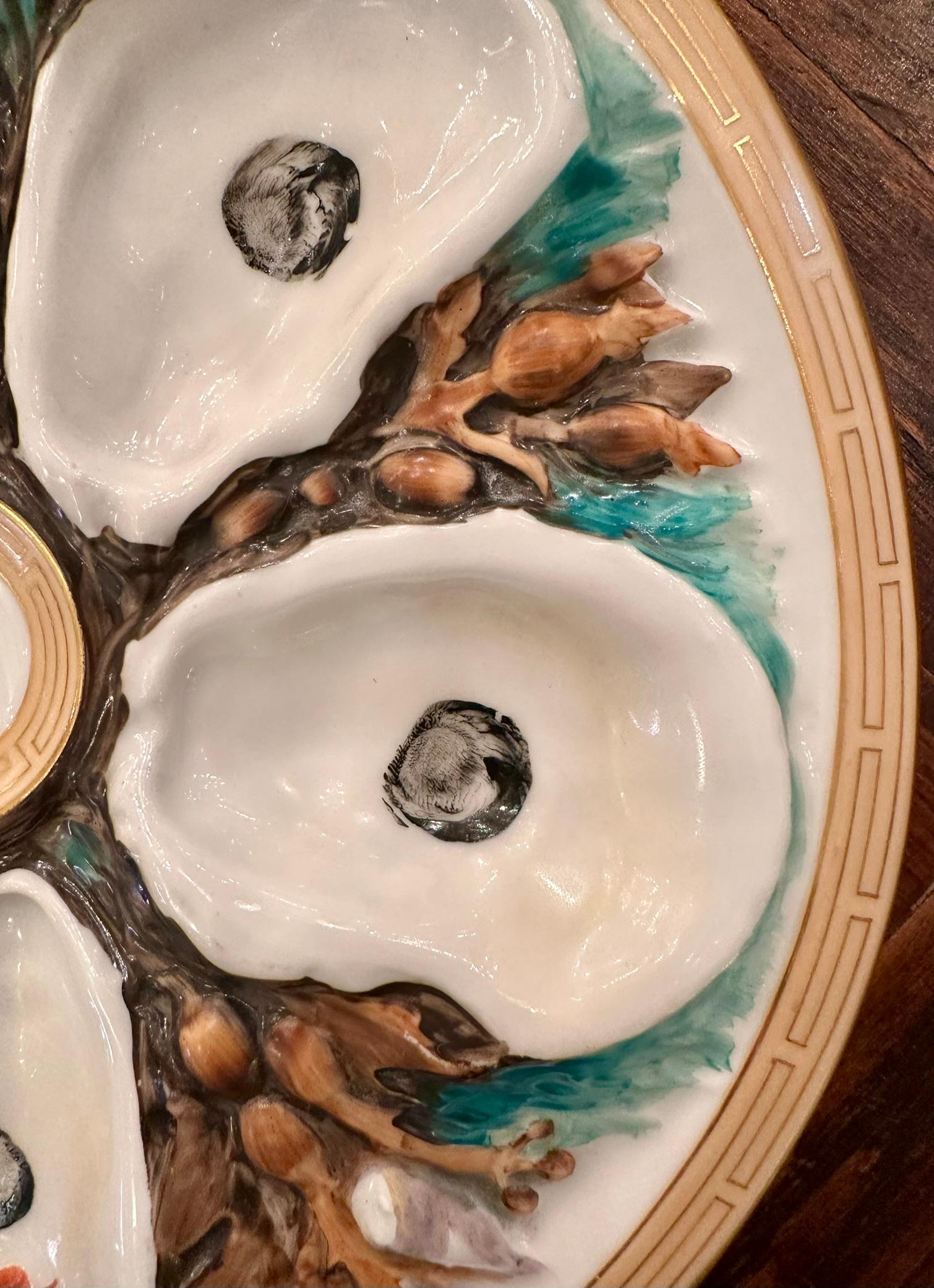 Antiguo Plato de Ostra de Porcelana Americana UPW Pintado a Mano con Vida Marina, Circa 1890's. en Bueno estado para la venta en New Orleans, LA
