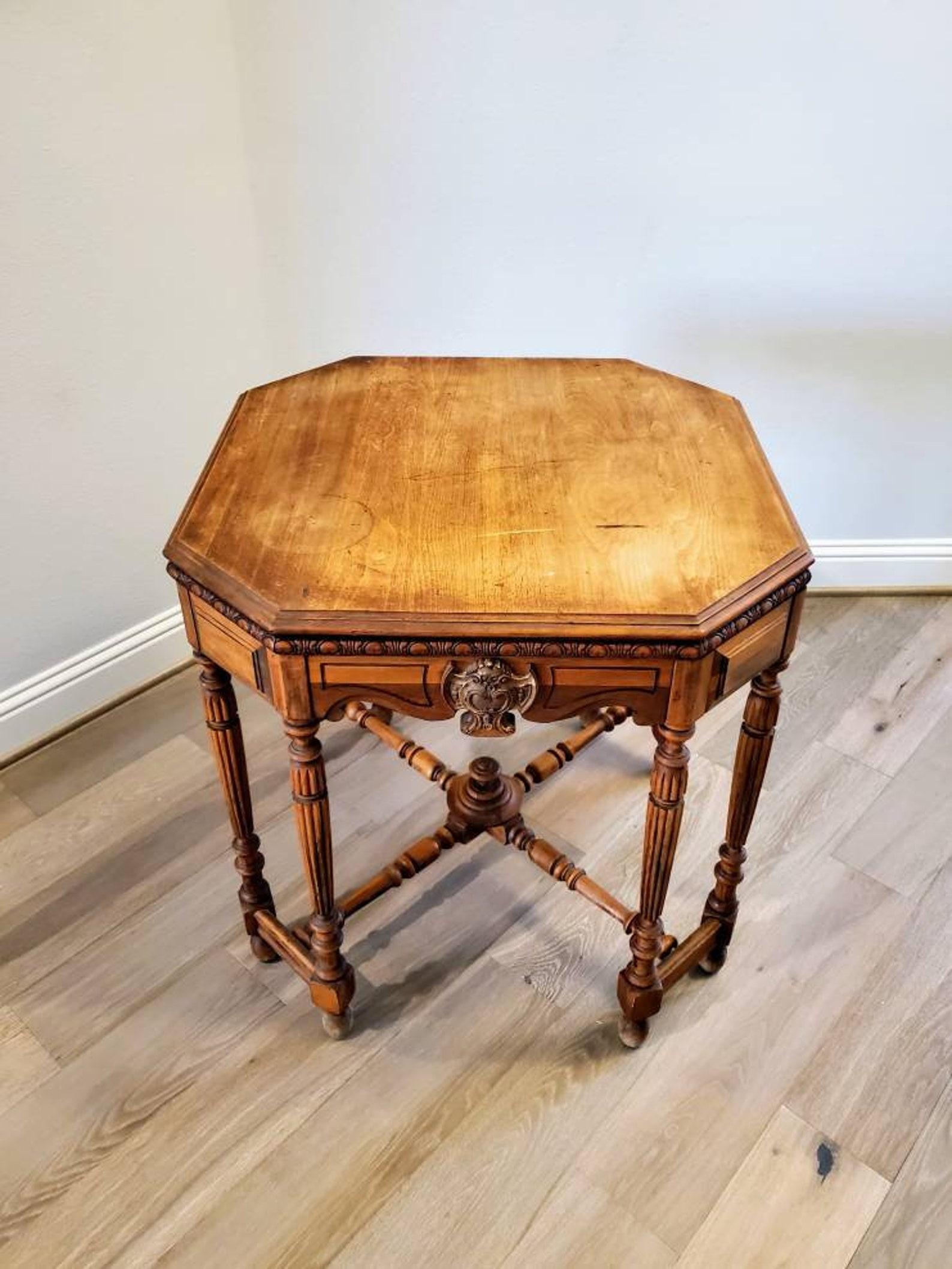 An antique American centre - center table from the estate of the late Robert L. Thornton (1884-1964). Crafted in the early 20th century from rich walnut, having a shaped octagonal top with molded edge, over scalloped apron decorated with gardooning
