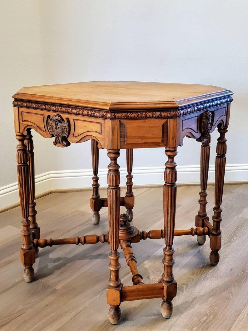 Antiker amerikanischer viktorianischer achteckiger Mitteltisch aus geschnitztem Nussbaumholz (Geschnitzt) im Angebot